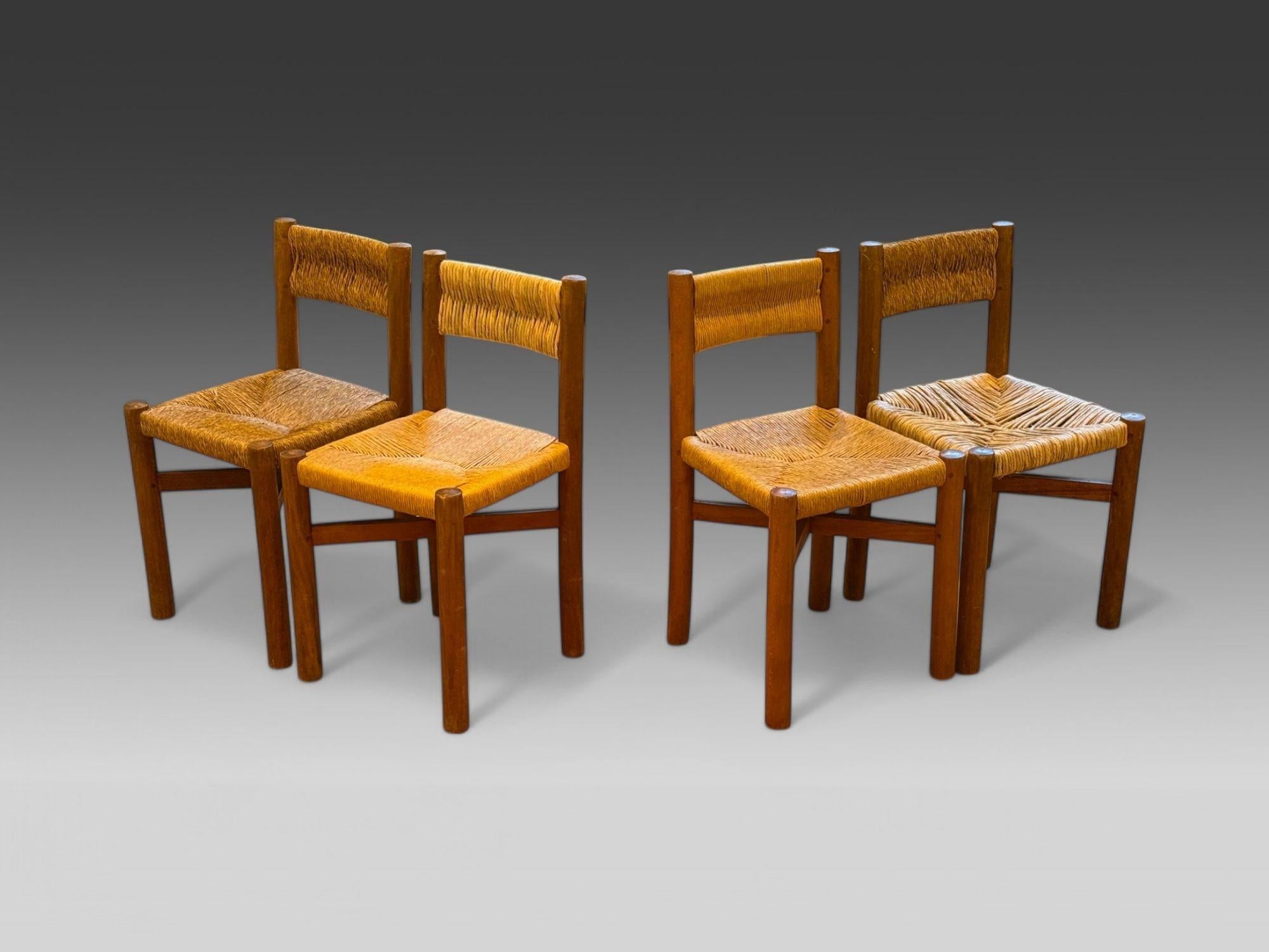 Charlotte Perriand, française moderne du milieu du siècle, quatre chaises de salle à manger ou d'appoint Meribel, France c. 1946

Un ensemble de quatre chaises Meribel de Charlotte Perriand, fabriquées exclusivement pour les chalets de Meribel en