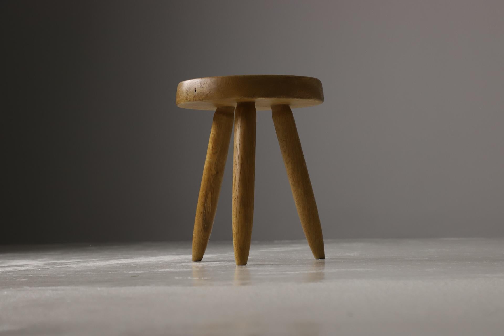Dieser von Charlotte Perriand 1956 entworfene hohe Berger-Hocker aus früher Produktion ist ein beeindruckendes Beispiel für modernes Möbeldesign. Dieser ikonische Hocker verkörpert Perriands Philosophie der Verbindung von Funktionalität und