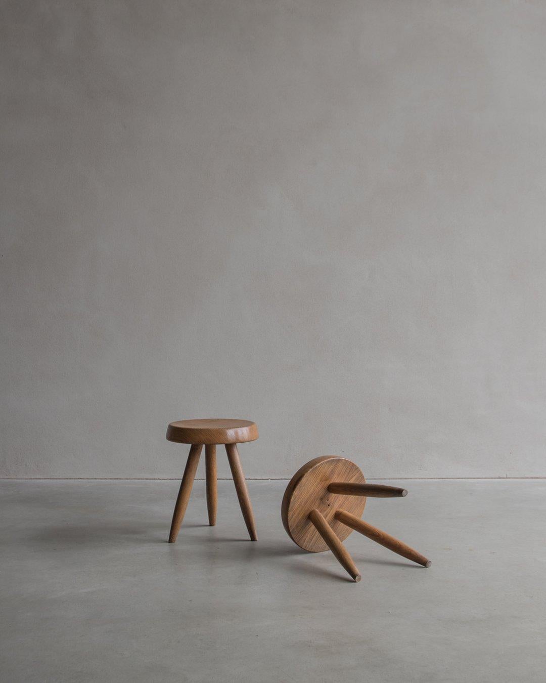 French Charlotte Perriand High Berger Stool in Gold Toned Oak Wood, France, circa 1965 For Sale