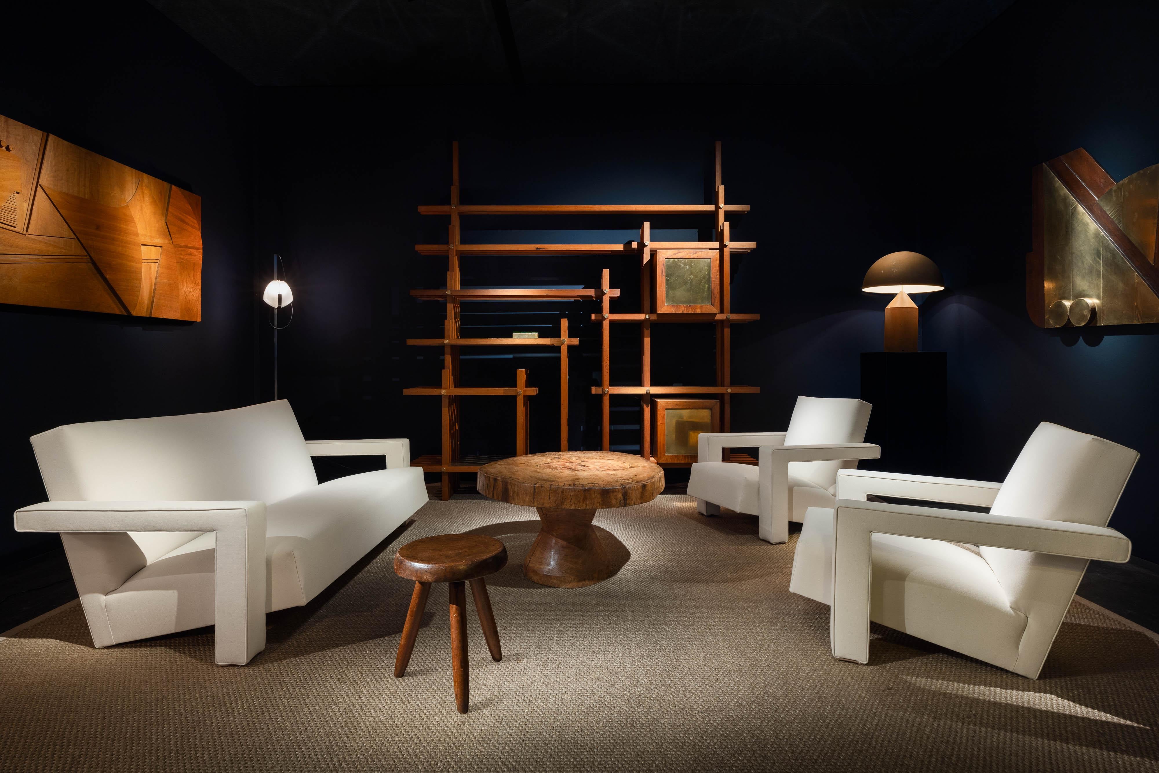 Se trata de un taburete icónico diseñado por Charlotte Perriand y fabricado por Steph Simon Francia, 1953. el taburete Berger ejemplifica su capacidad única para fusionar la artesanía tradicional con los principios modernistas. Inspirado en los