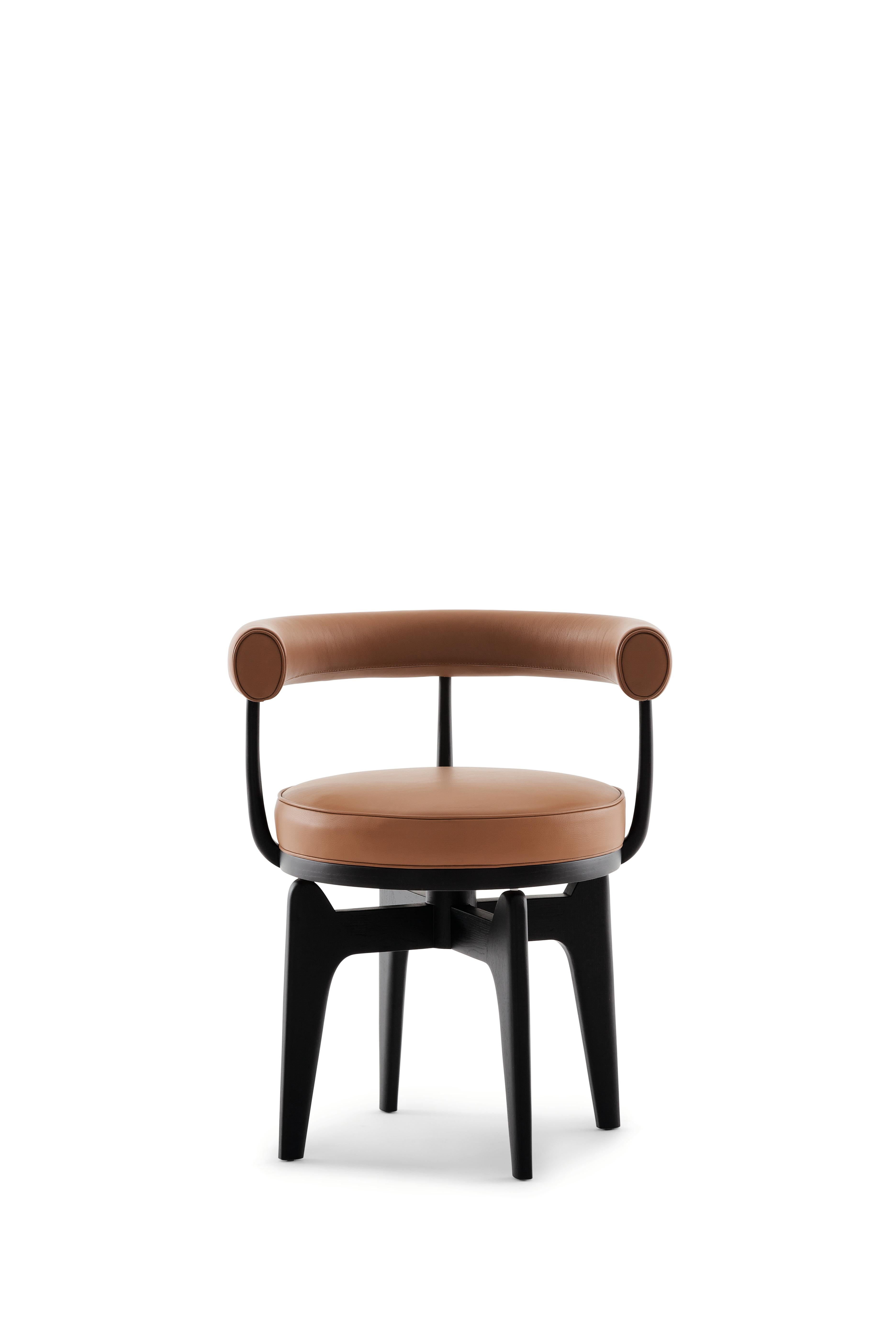 Fauteuil Indochine de Charlotte Perriand
Fabriqué par Cassina en Italie.

Ce fauteuil pivotant est une reprise du LC7, dont la structure était en métal tubulaire, et qui était l'œuvre de Charlotte Perriand en 1927. Il a ensuite été exposé avec