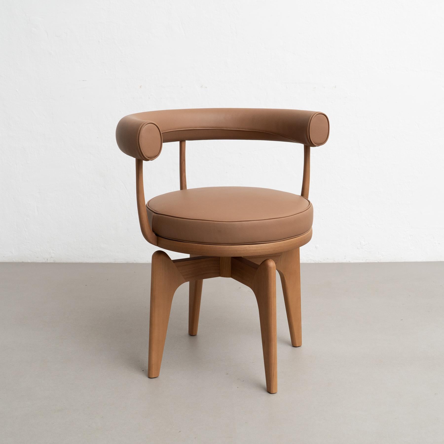 Charlotte Perriand Poltrona Indochine
Prodotto da Cassina in Italia

Questa poltrona girevole è una rielaborazione della LC7, la cui struttura era in metallo tubolare, opera di Charlotte Perriand nel 1927. In seguito fu esposto insieme ad altri