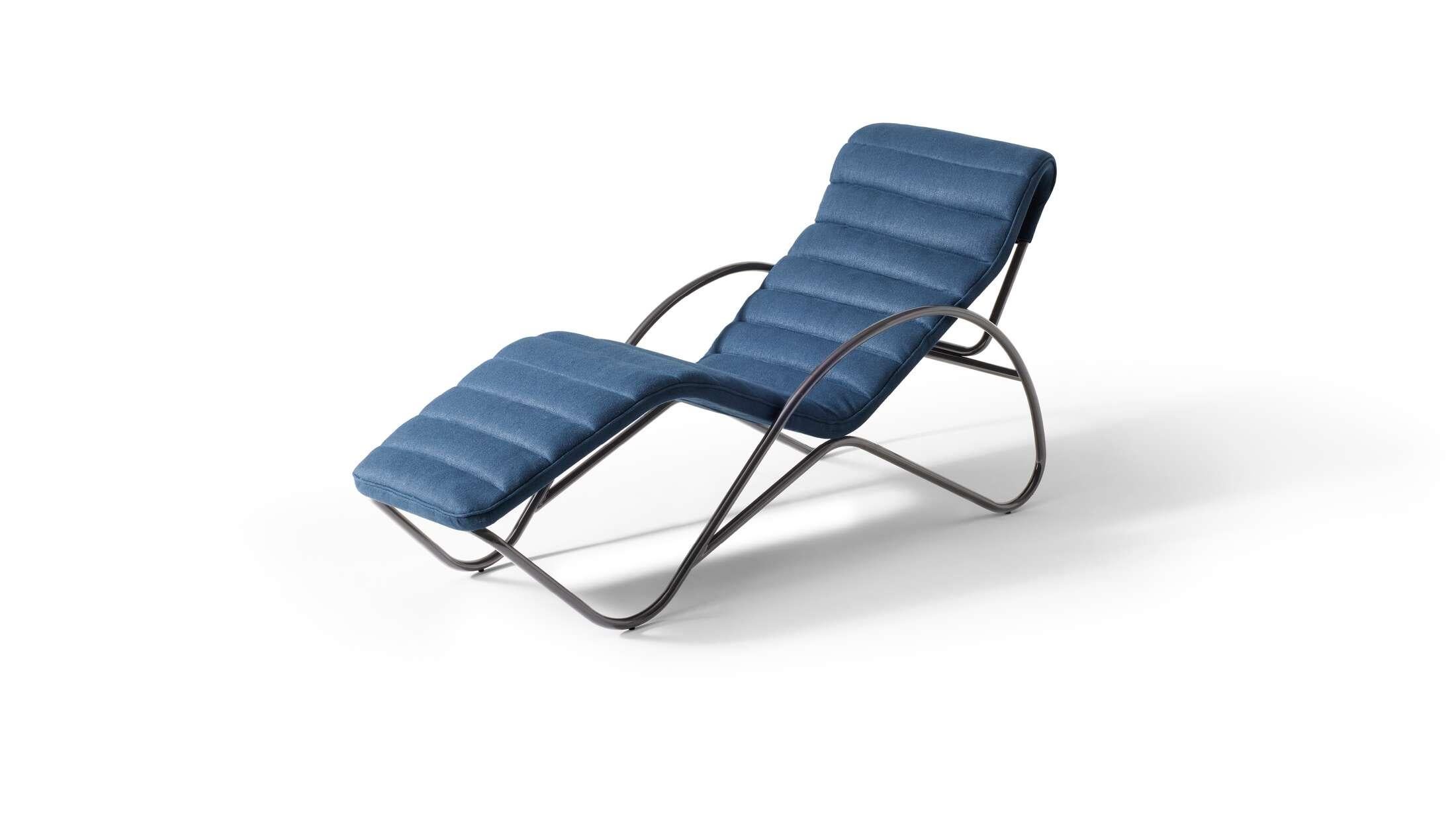 Charlotte Perriand Indochine Blue Chaise Lounge 
Manufactured by Cassina

A SYMPHONY OF MODERN LINES

An iconic chaise longue equipped with armrests, to read, write and work in complete relaxation.

In a crescendo of lines, three curved segments