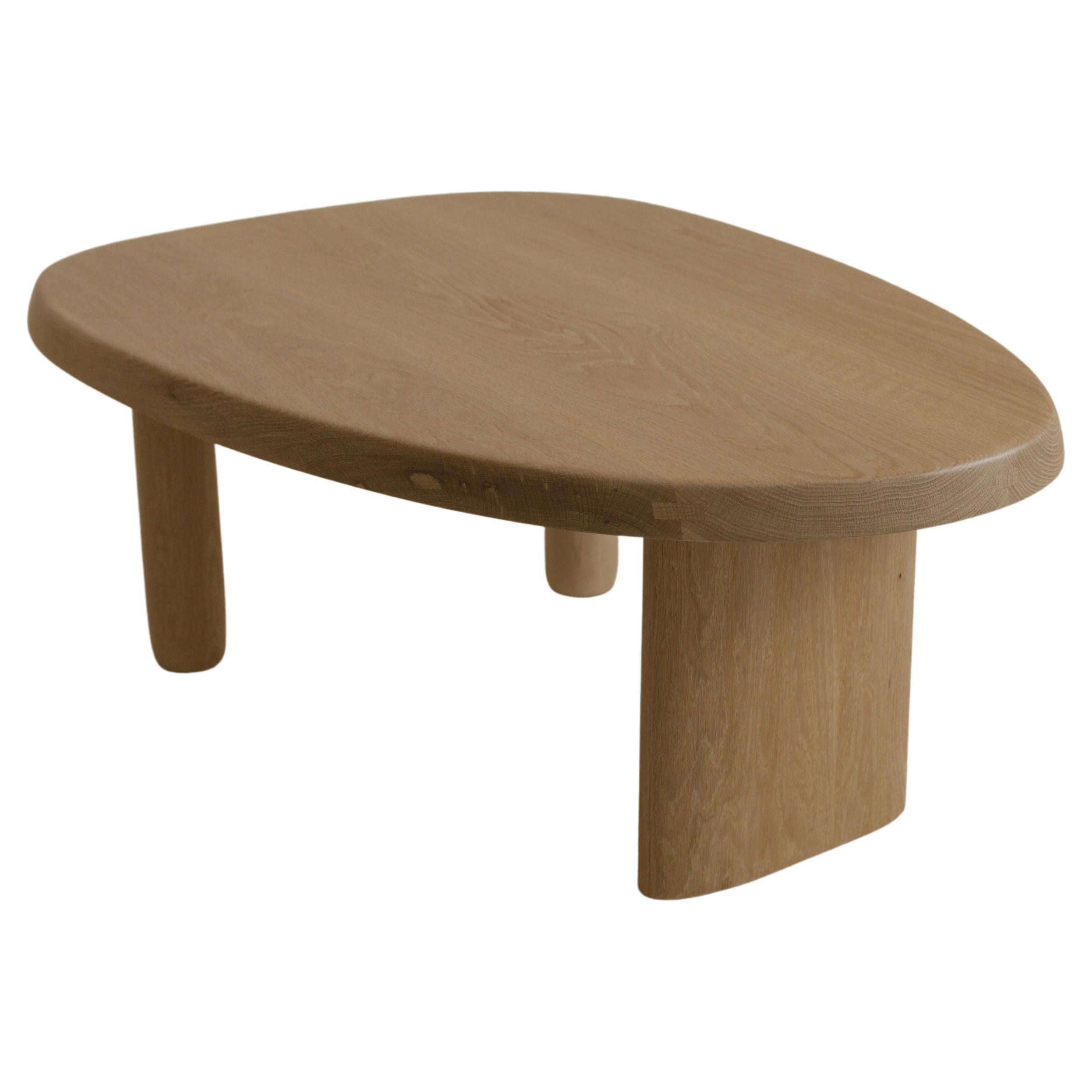 Cette table basse en chêne blanc inspirée par Charlotte Perriand s'inspire de sa table à manger emblématique 'Forme Libre'. Nous avons créé une forme libre pour le haut avec des courbes douces, puis nous avons coupé à la main le détail du bord de