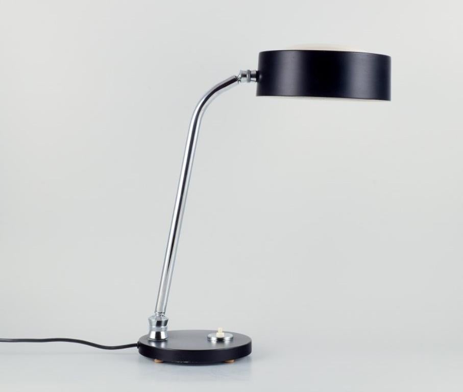 Charlotte Perriand, Jumo desk lamp in chrome and black lacquered metal with an adjustable head.
From the 1960/70s.
In excellent condition.
Dimensions: H 50.0 cm x  21.0 cm. head diameter
Cord length approx. 275 cm.