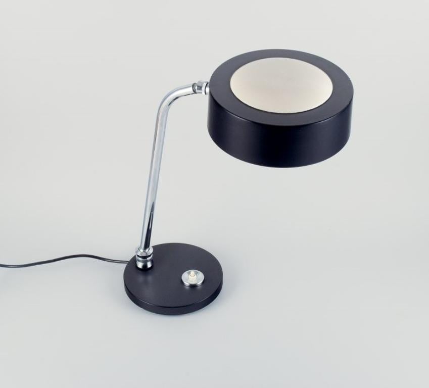 Modern Charlotte Perriand, Jumo desk lamp in chrome and black lacquered metal For Sale