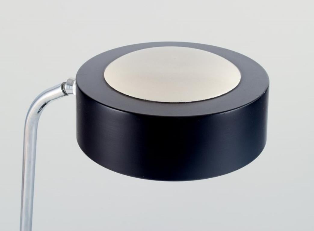 Charlotte Perriand, Jumo-Schreibtischlampe aus verchromtem und schwarz lackiertem Metall (Lackiert) im Angebot