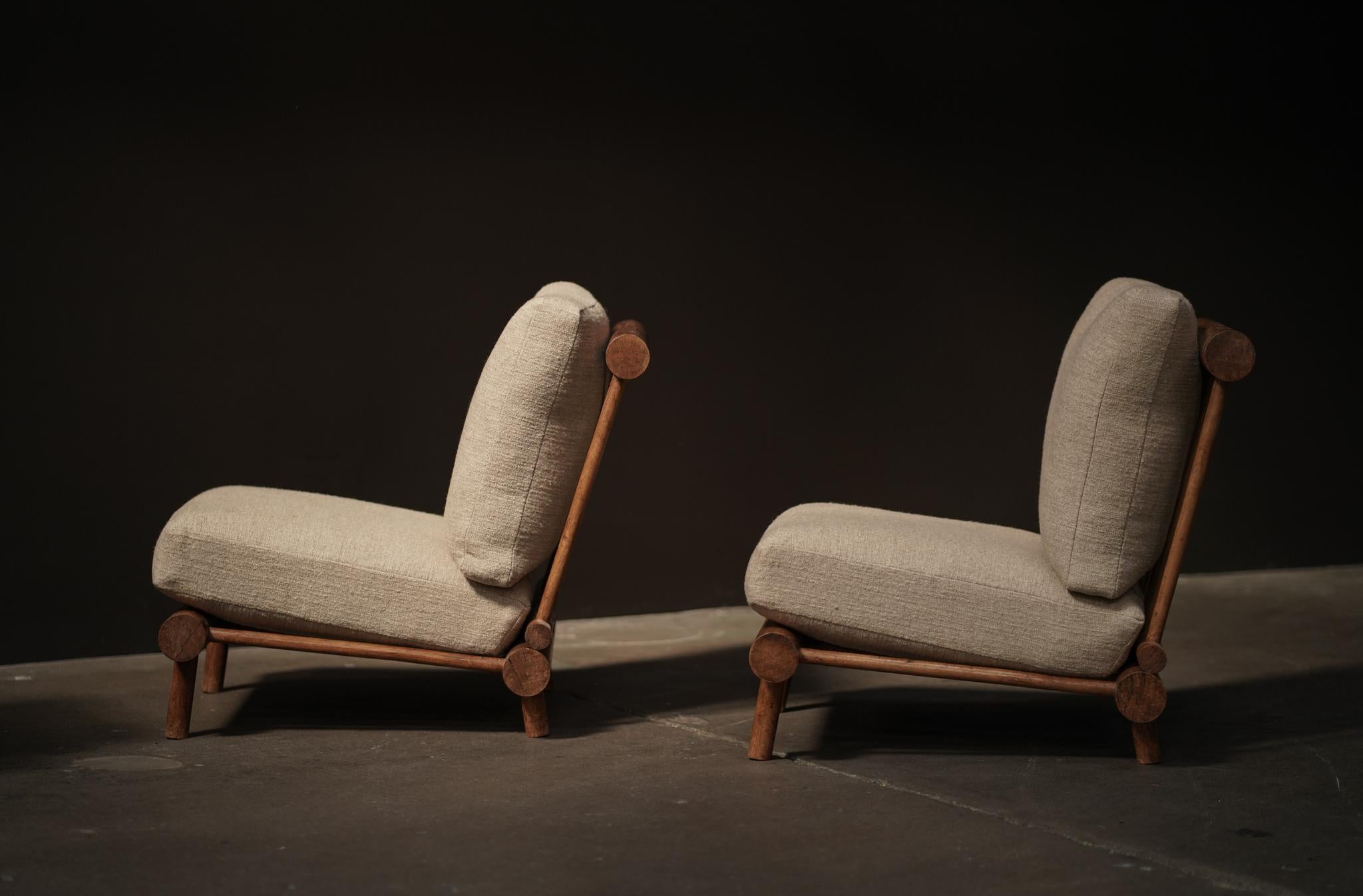 Die in den 1960er Jahren von Charlotte Perriand entworfenen Stühle La Cachette verbinden elegante, moderne Linien mit einem Gefühl von Komfort. Ihre skulpturale Form und die raffinierten MATERIALIEN machen sie zu zeitlosen Stücken für Wohn- und