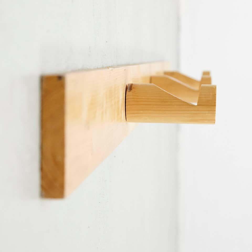 Coat rack designed by Charlotte Perriand for Les Arcs ski resort circa 1960, manufactured in France.
Pinewood.

In good original condition, with minor wear consistent with age and use, preserving a beautiful patina.

Charlotte Perriand