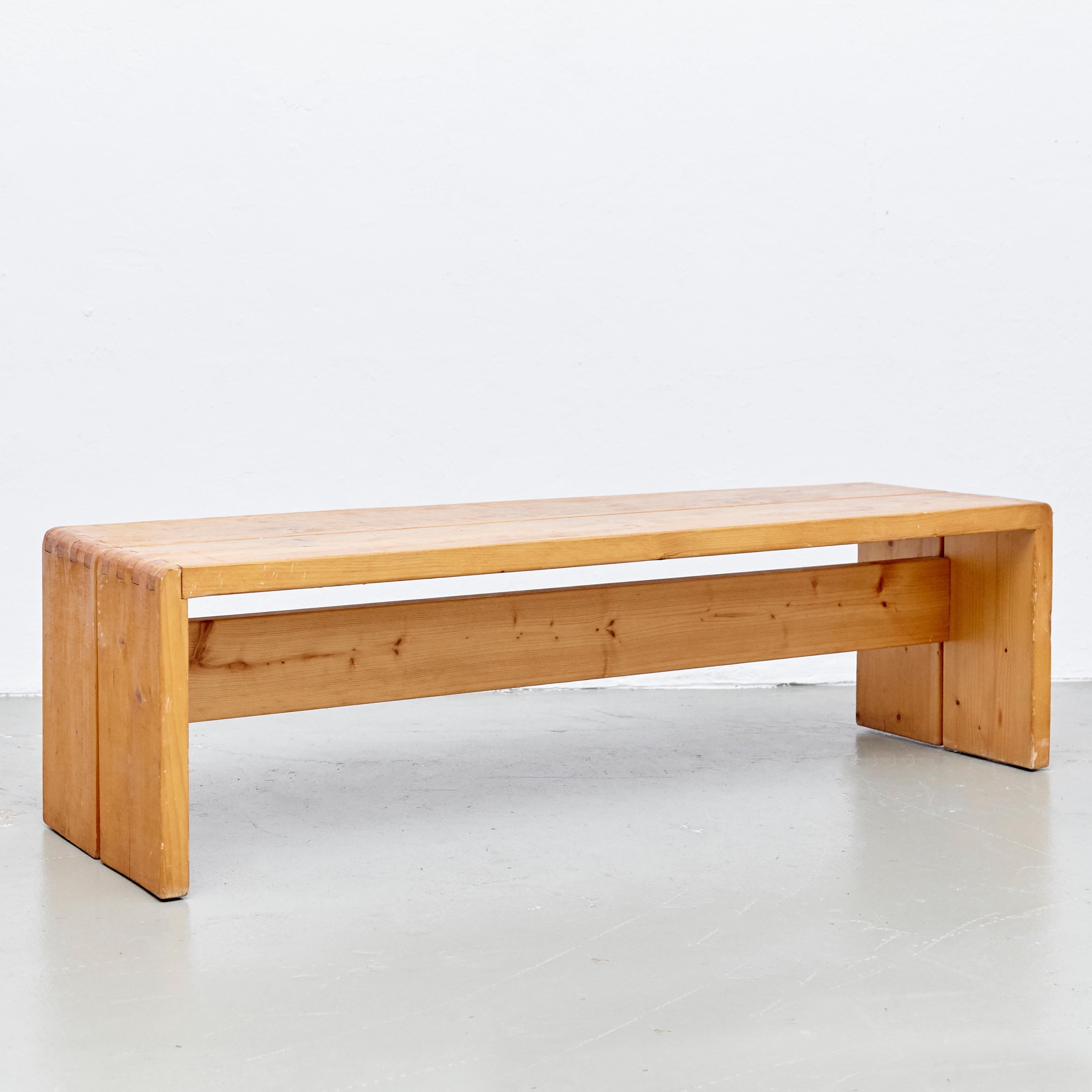 Bench designed by Charlotte Perriand for Les Arcs ski resort circa 1960, manufactured in France.
Pinewood.

In original condition, with wear consistent with age and use, preserving a beautiful patina.

Charlotte Perriand (1903-1999) She was