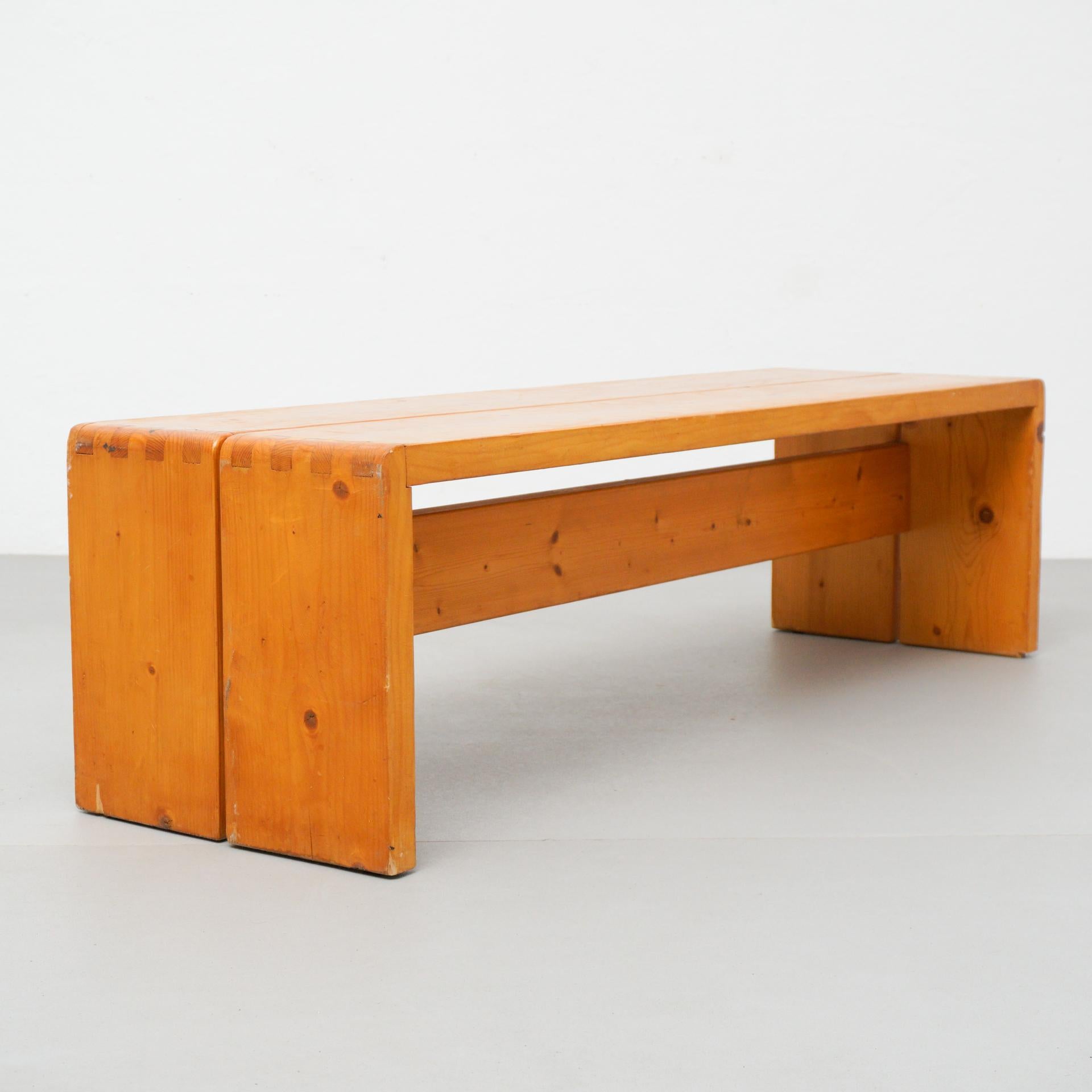 Bench designed by Charlotte Perriand for Les Arcs ski resort, circa 1960, manufactured in France.
Pinewood.

In original condition, with wear consistent with age and use, preserving a beautiful patina.

Charlotte Perriand (1903-1999) She was