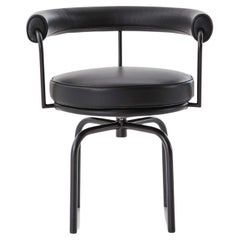 Chaise Charlotte Perriand LC7 en cuir noir par Cassina