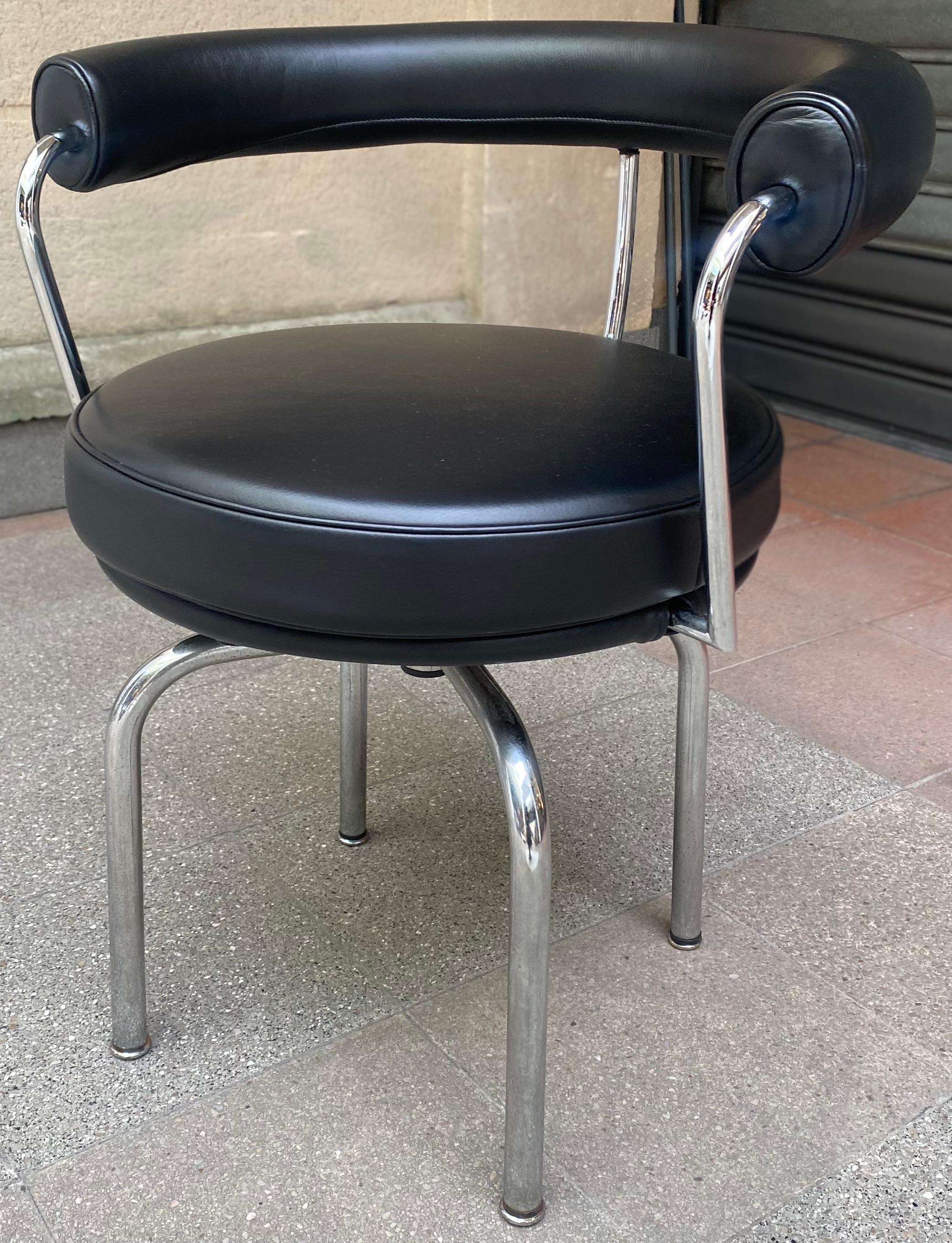 LC7 black swivel chair.
Cassina edition.
circa 2000.
Leather and chrome steel.
Measures: h 72 cm x L 61 x W 57.
Ø 57 cm.
Attribution mark on the foot of the chair.

The LC7 swivel chair was designed by Charlotte Perriand in 1927 for her flat