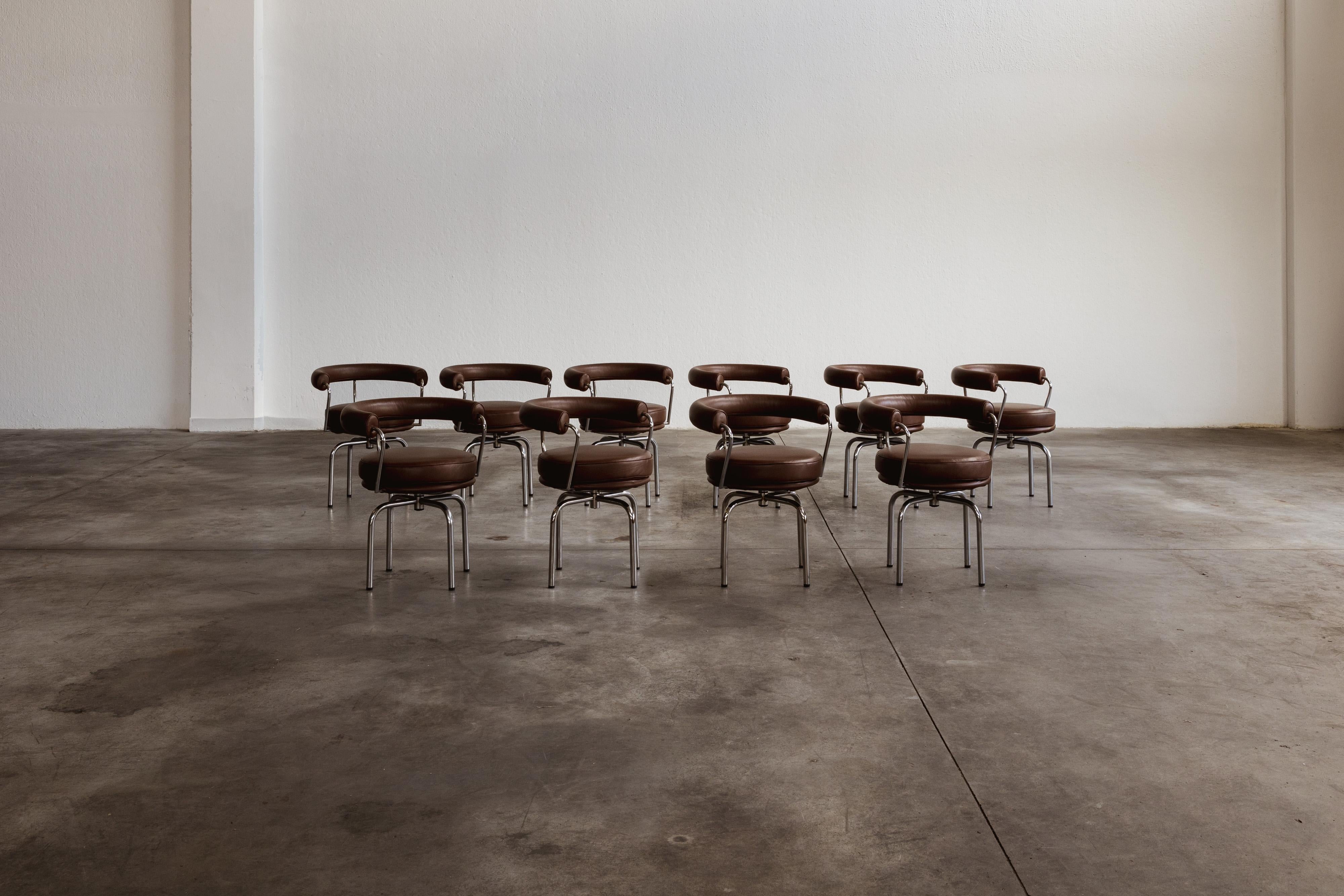 Charlotte Perriand “LC7” Chairs for Cassina, 1927, Brown Leather, Set of 10 (Ende des 20. Jahrhunderts) im Angebot