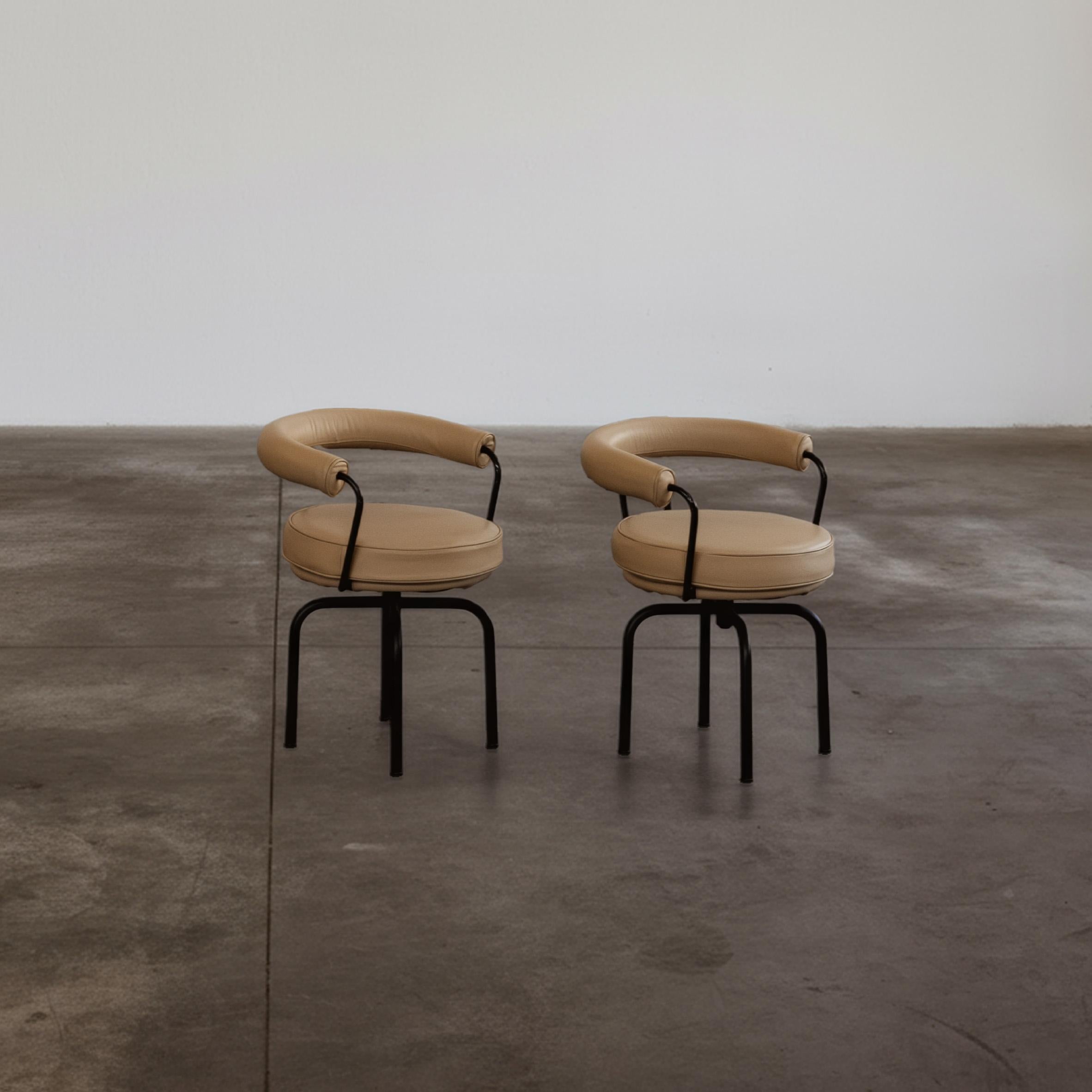 Charlotte Perriand “LC7” Chairs for Cassina, 1927, Sand Beige Leather, Set of 2 (Moderne der Mitte des Jahrhunderts) im Angebot