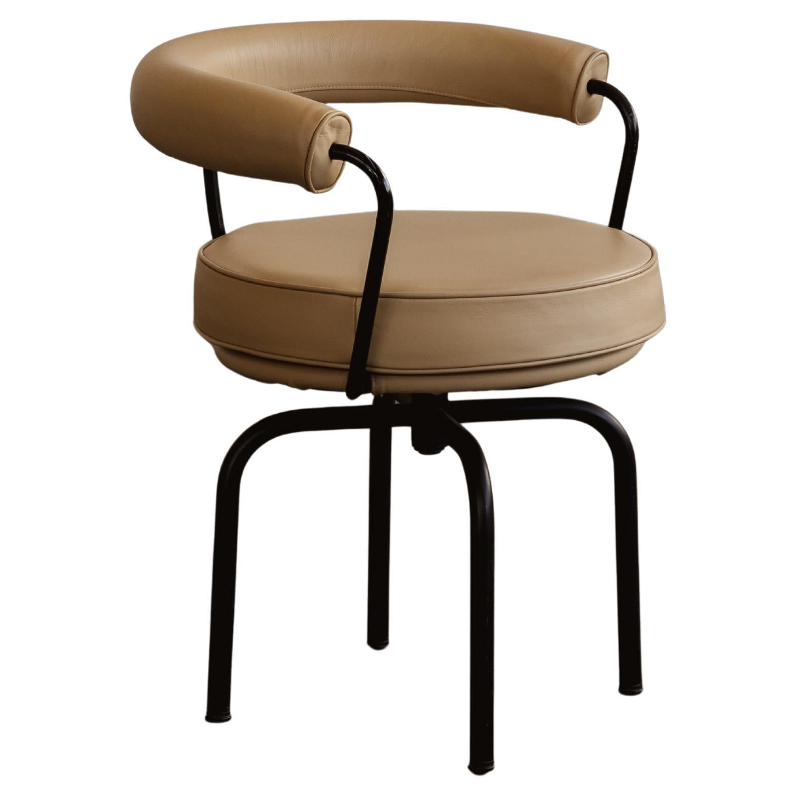 Charlotte Perriand "LC7" Chaise de salle à manger pour Cassina, cuir champagne, 1927 en vente