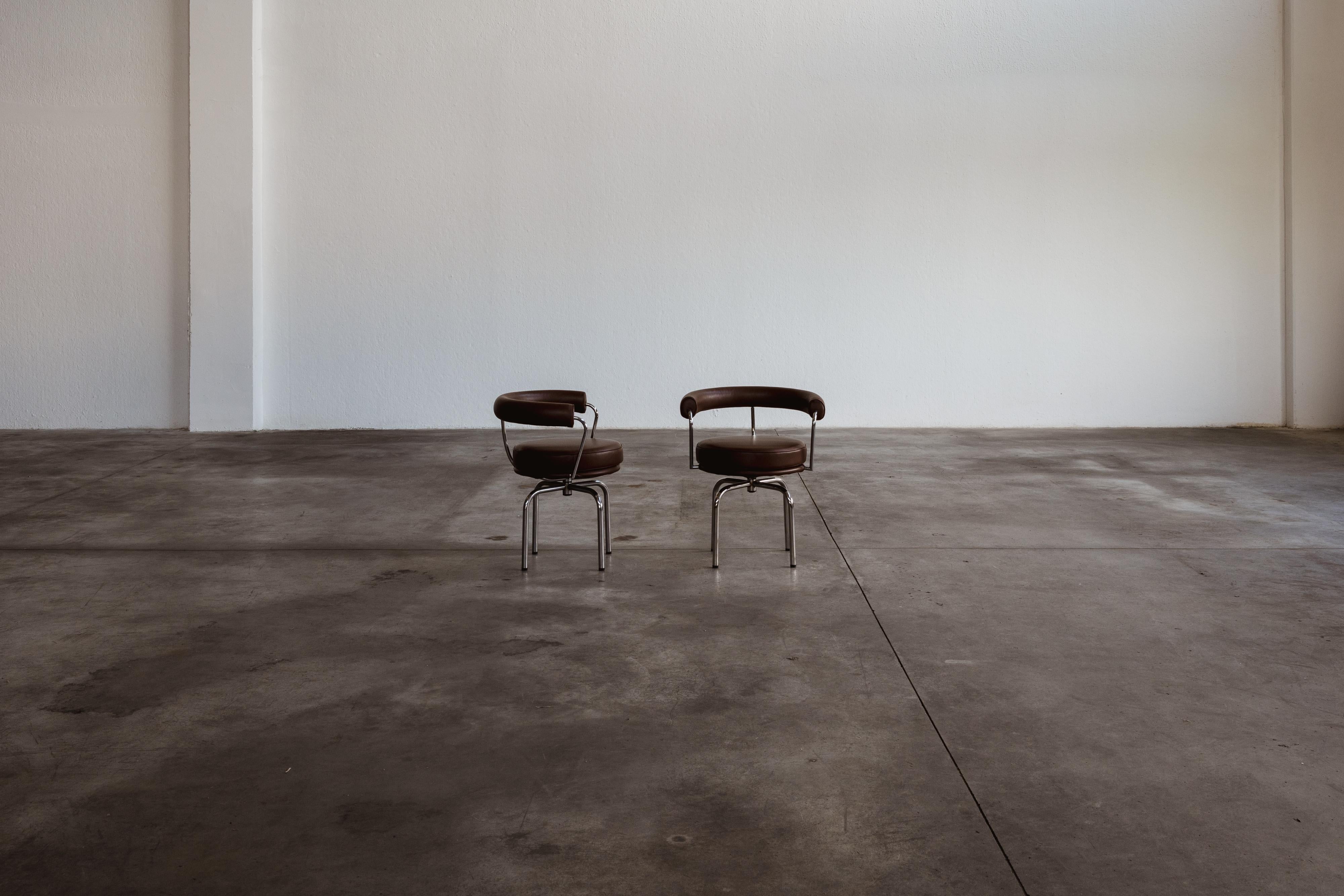 Charlotte Perriand LC7 Esszimmerstühle für Cassina, 1927, 2er-Set im Angebot 4