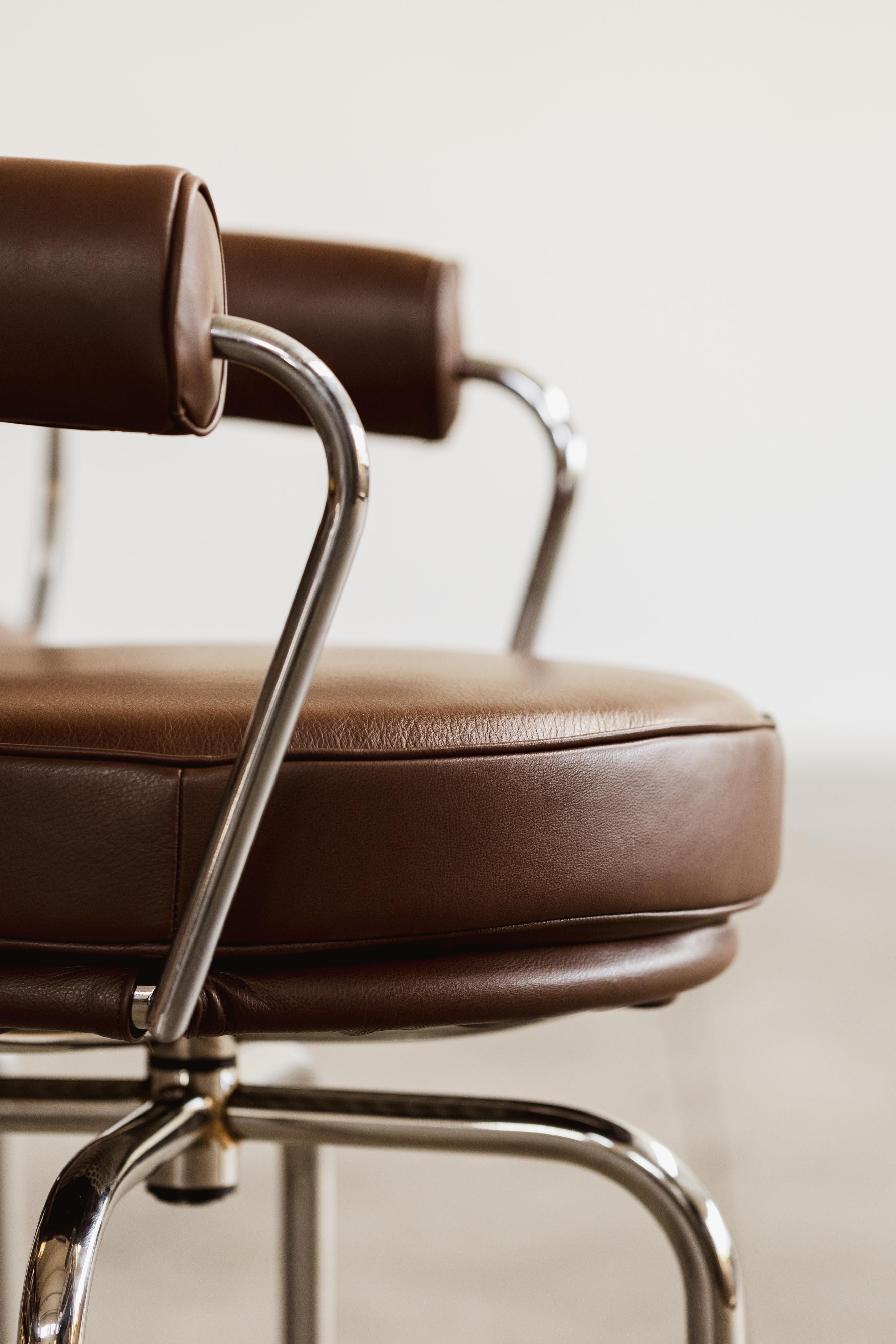 Charlotte Perriand LC7 Esszimmerstühle für Cassina, 1927, 2er-Set im Angebot 6