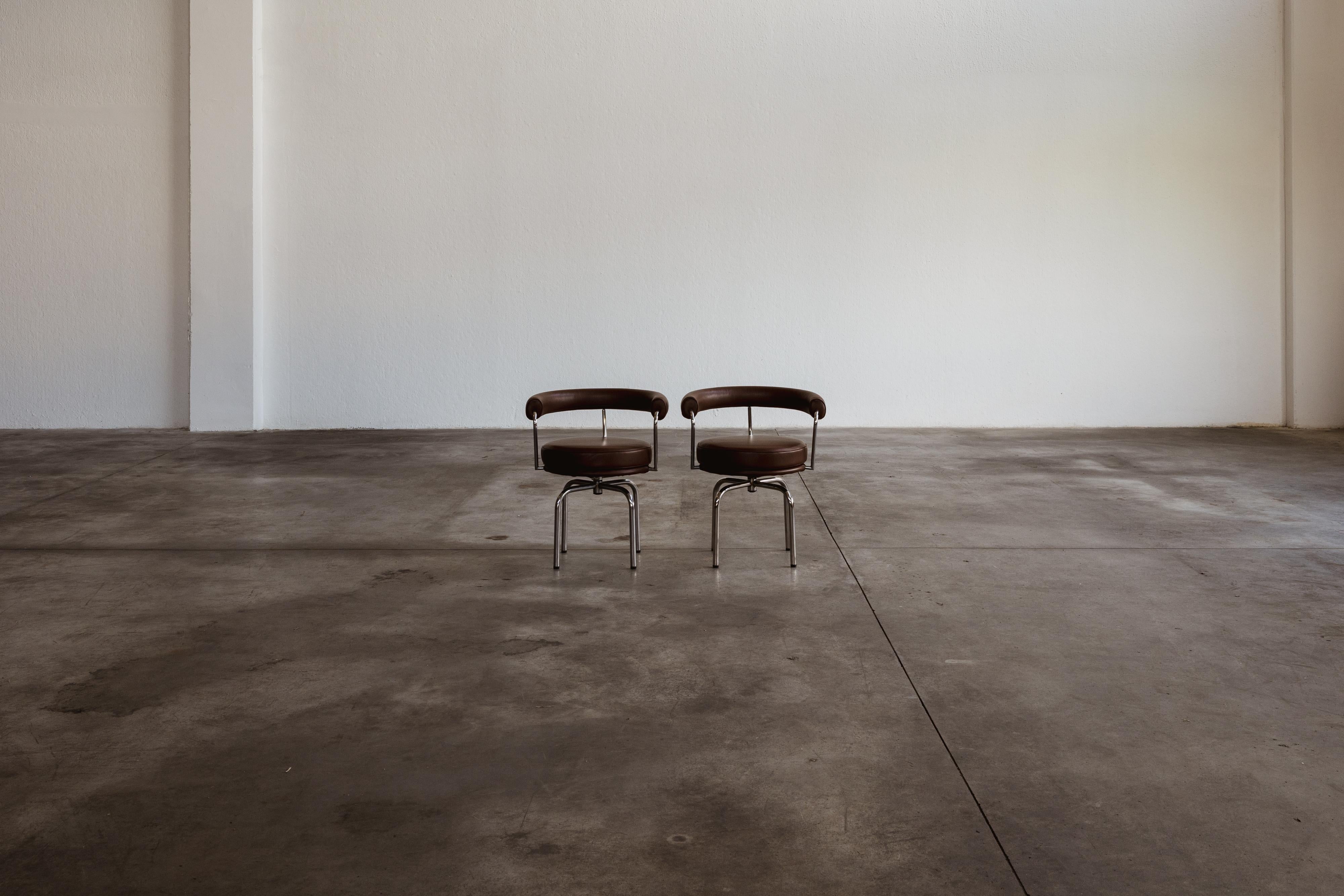 Charlotte Perriand LC7 Esszimmerstühle für Cassina, 1927, 2er-Set (Italienisch) im Angebot