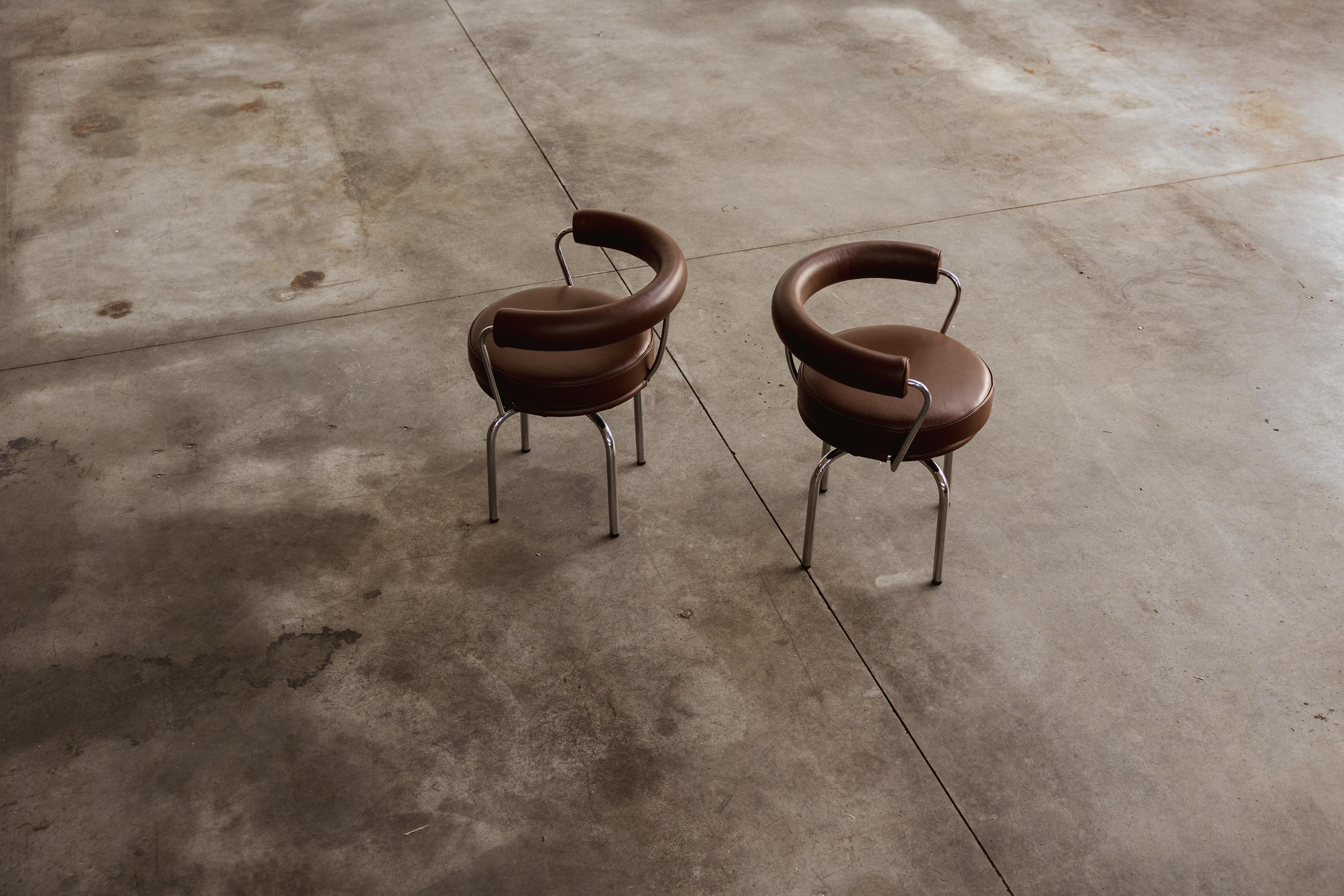 Charlotte Perriand LC7 Esszimmerstühle für Cassina, 1927, 2er-Set im Zustand „Gut“ im Angebot in Lonigo, Veneto