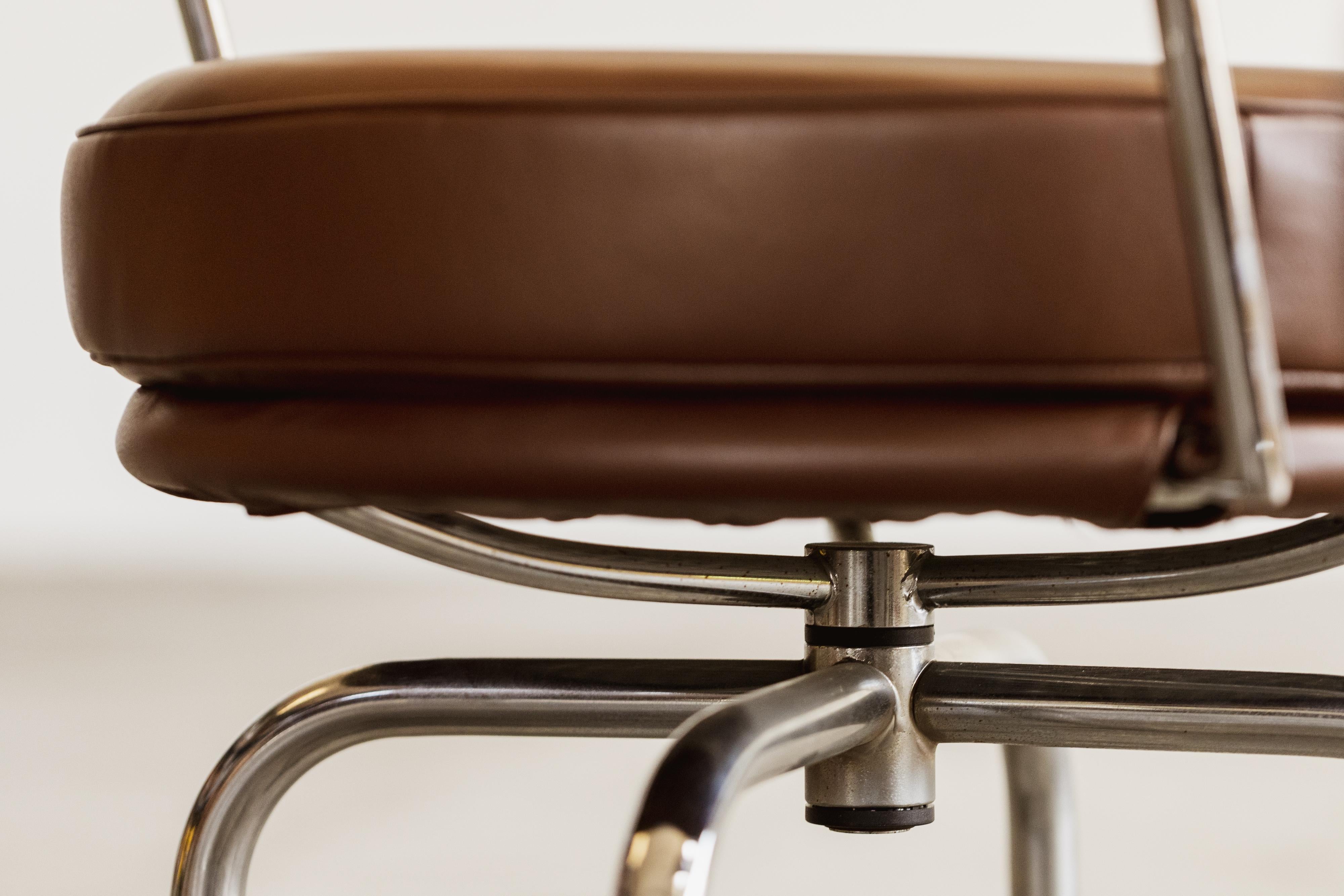 Charlotte Perriand LC7 Esszimmerstühle für Cassina, 1927, 2er-Set (Ende des 20. Jahrhunderts) im Angebot