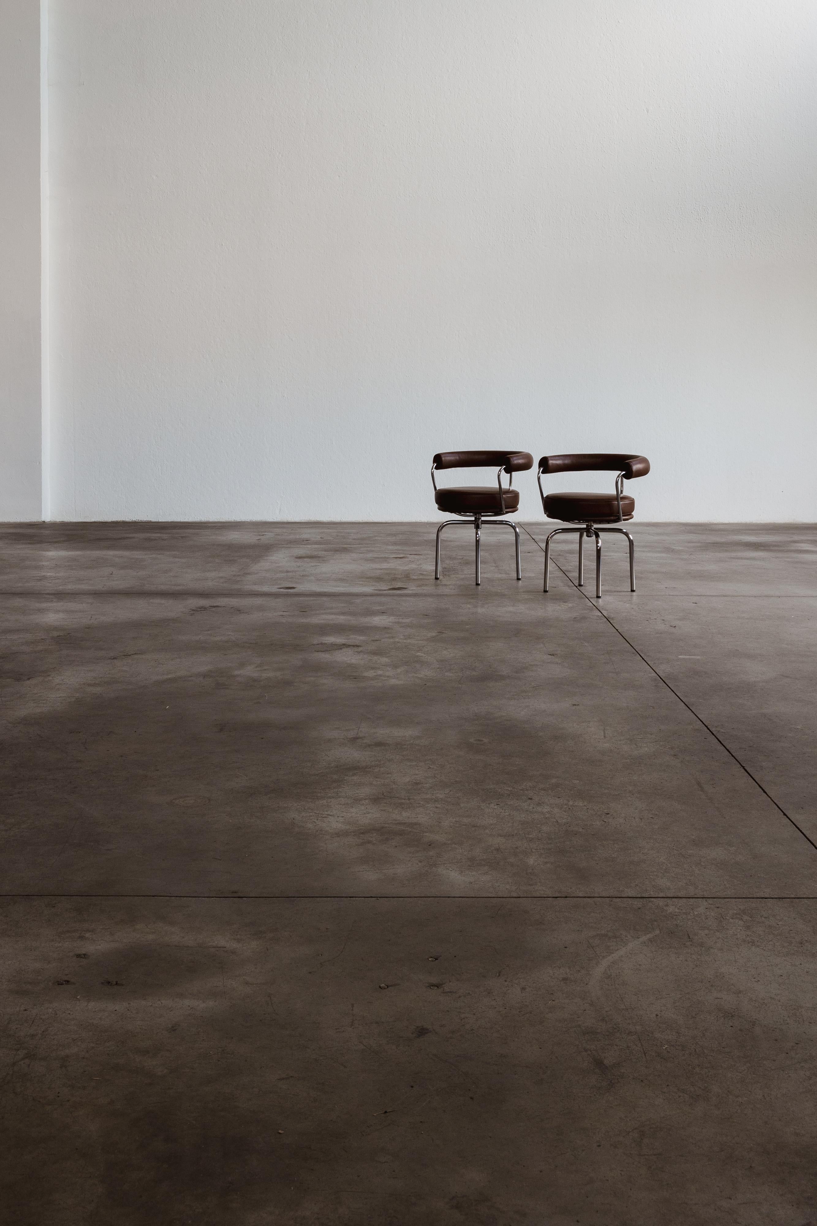 Charlotte Perriand LC7 Esszimmerstühle für Cassina, 1927, 2er-Set (Stahl) im Angebot