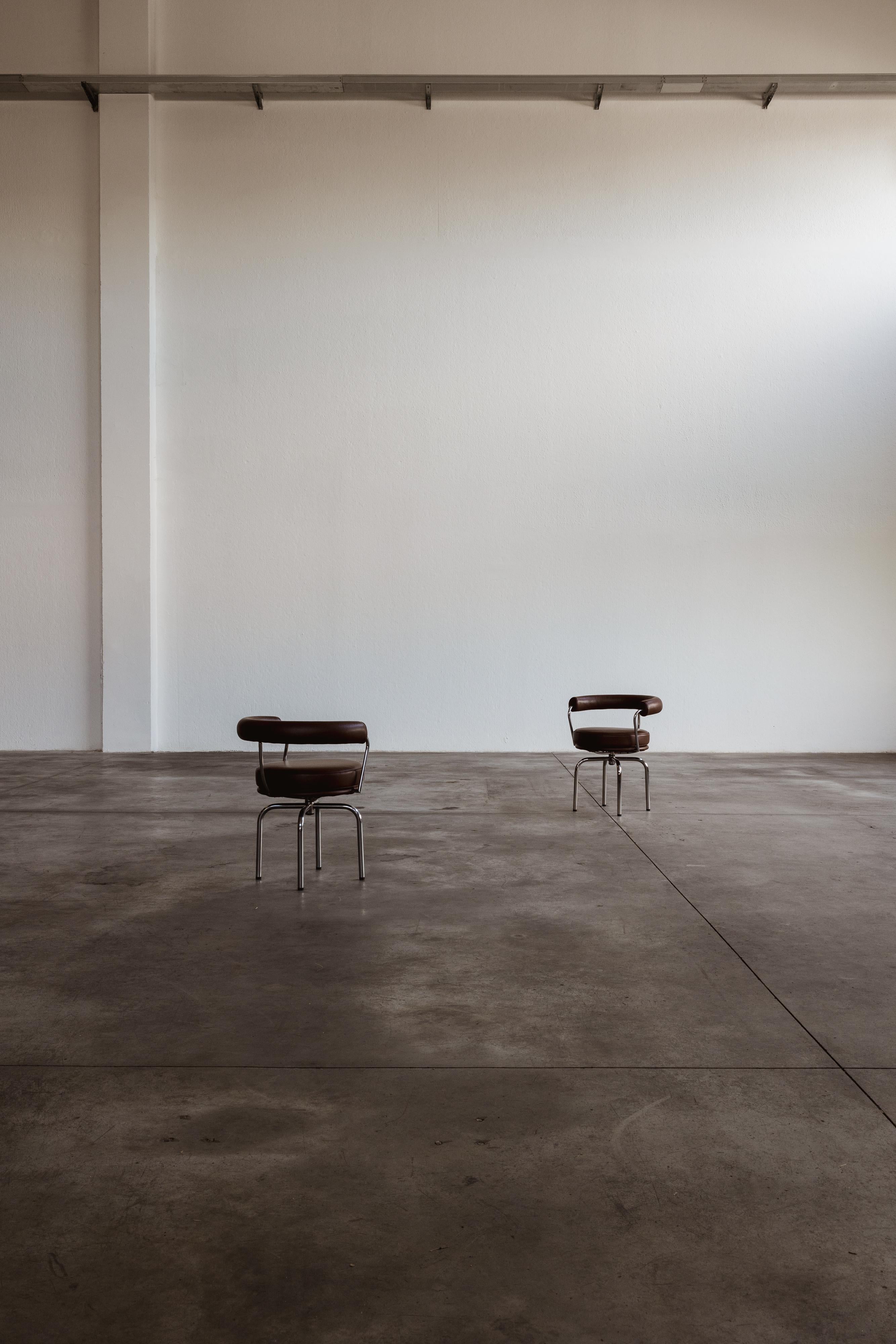 Charlotte Perriand LC7 Esszimmerstühle für Cassina, 1927, 2er-Set im Angebot 2