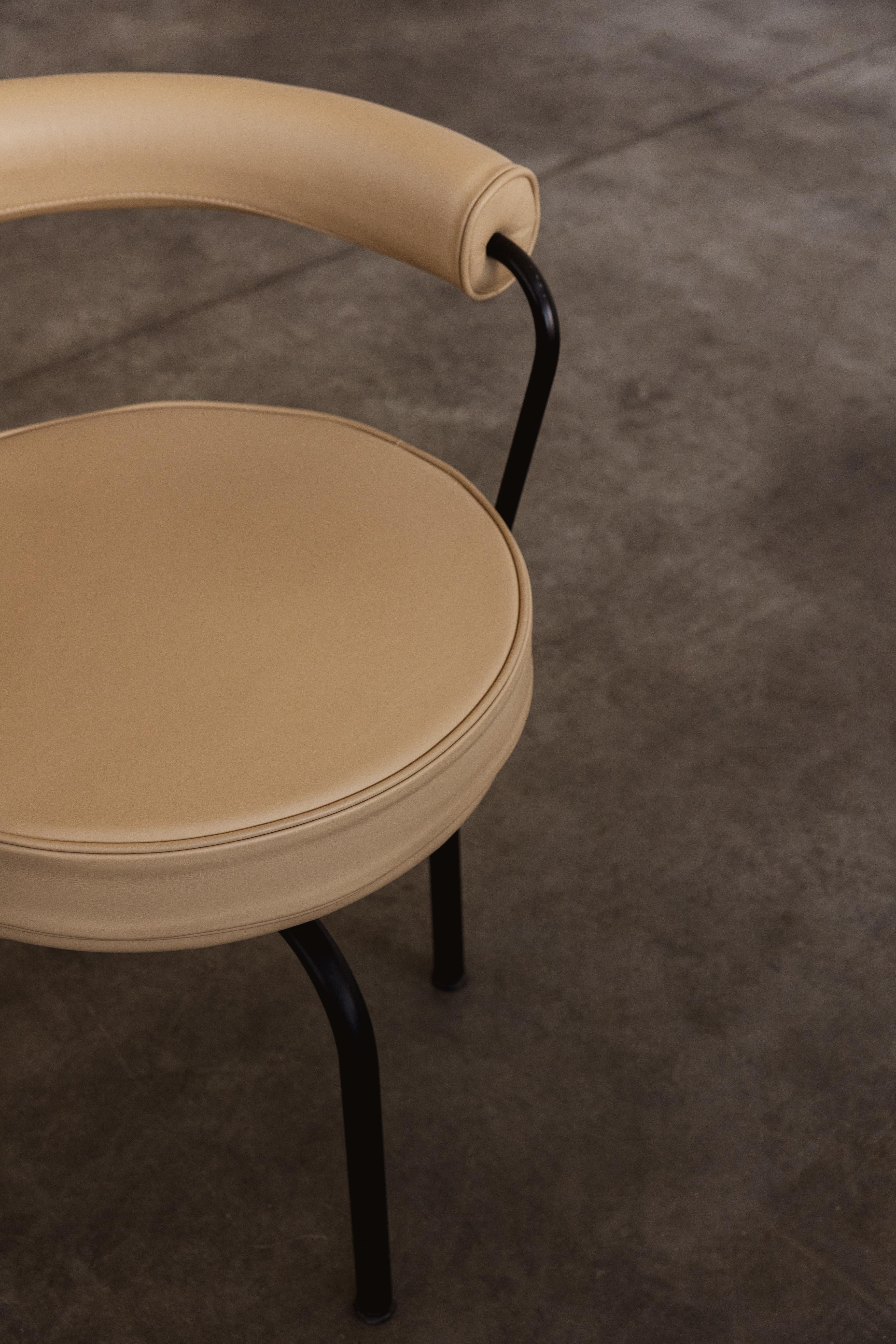 Charlotte Perriand LC7 Esszimmerstühle für Cassina, 1927, 4er-Set im Angebot 3