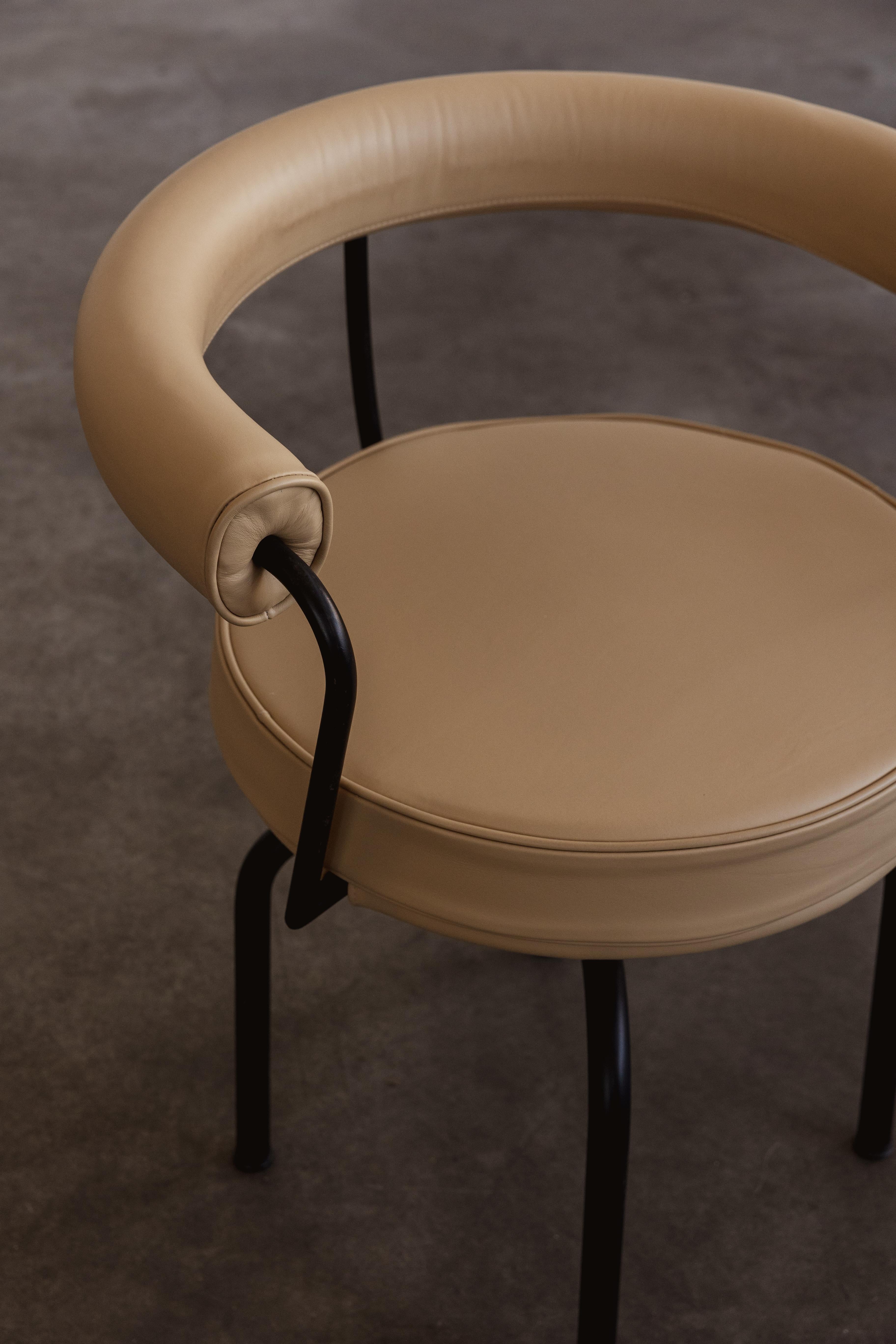 Charlotte Perriand LC7 Esszimmerstühle für Cassina, 1927, 4er-Set im Angebot 4
