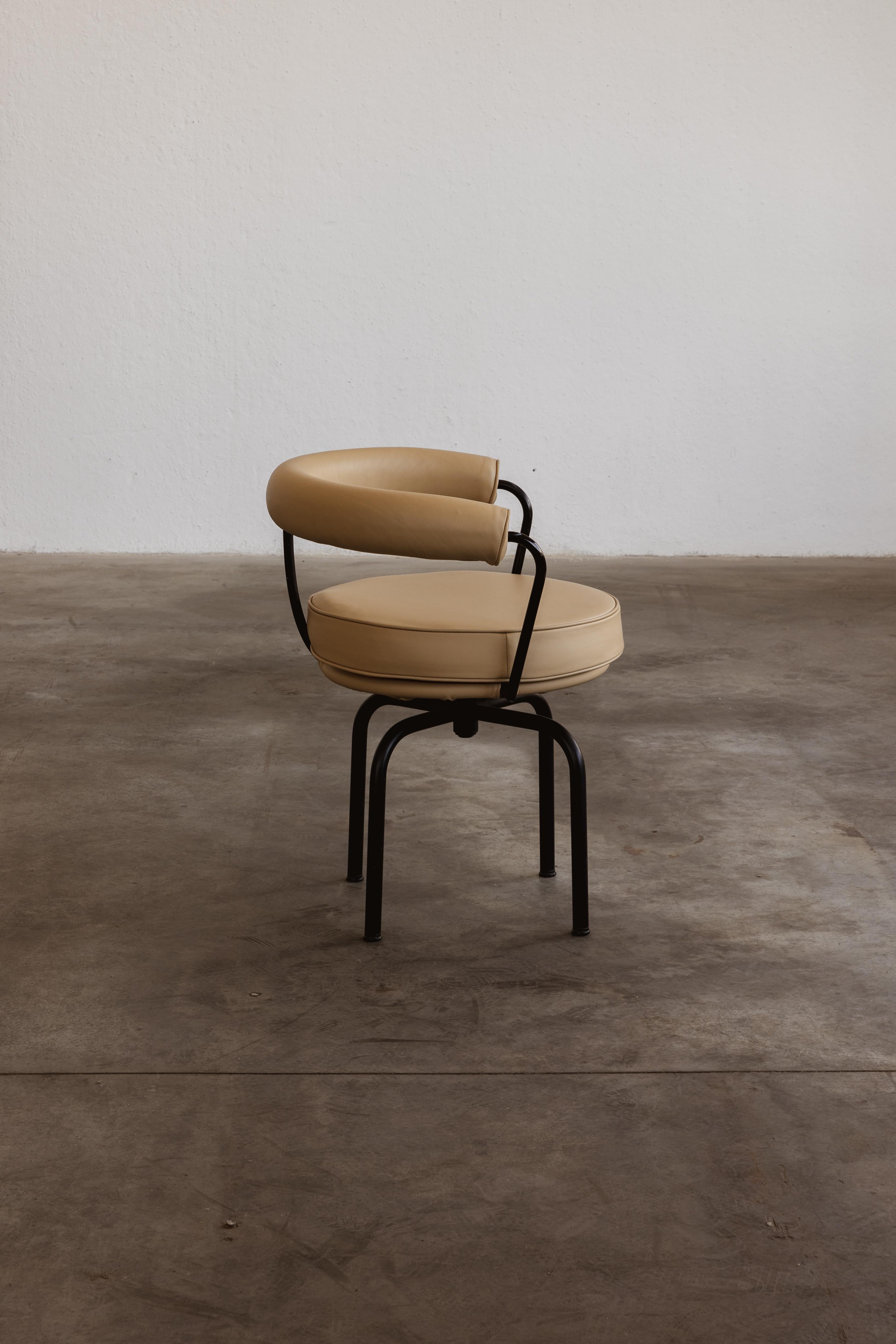 Charlotte Perriand LC7 Esszimmerstühle für Cassina, 1927, 4er-Set im Angebot 5