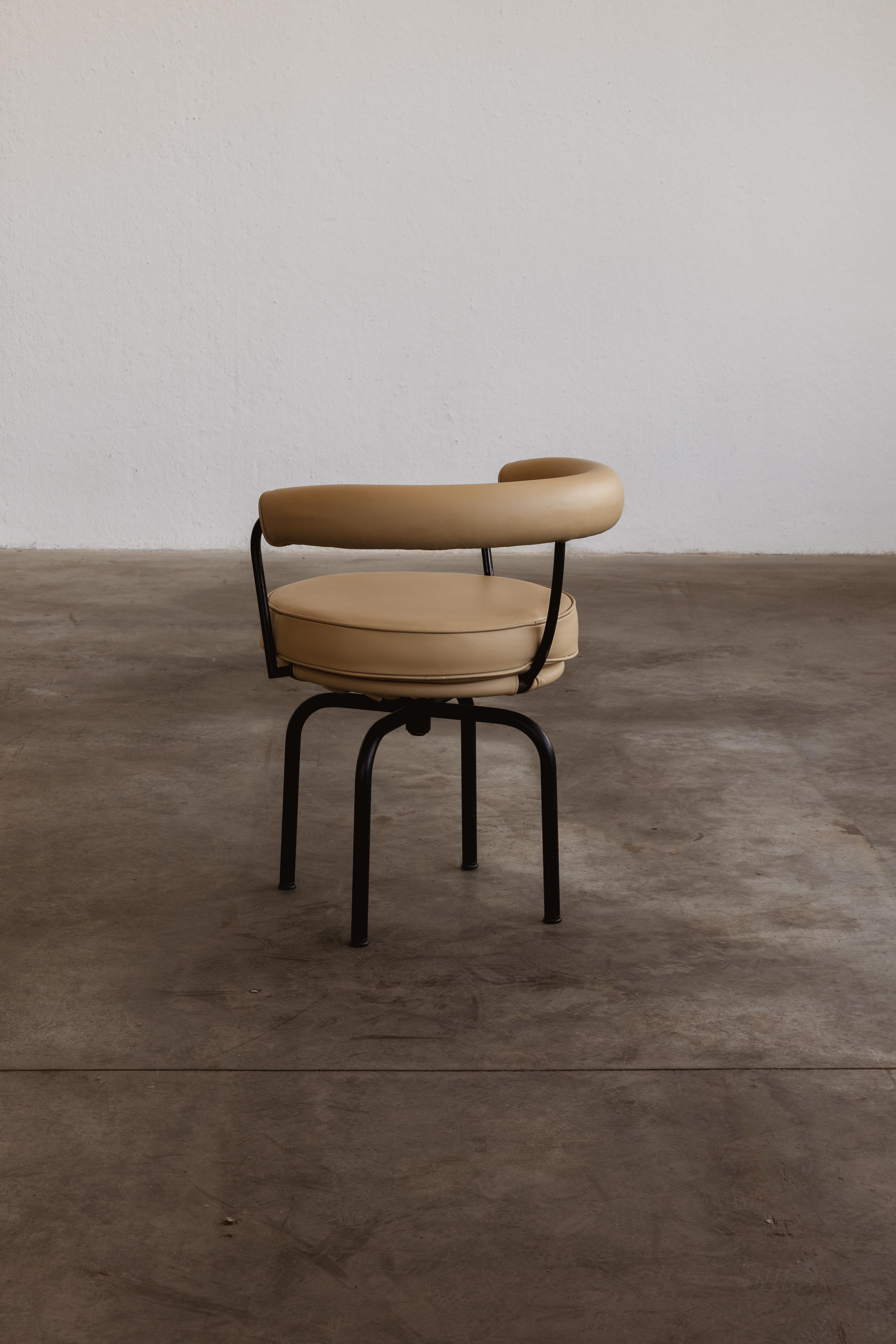 Charlotte Perriand LC7 Esszimmerstühle für Cassina, 1927, 4er-Set im Angebot 7