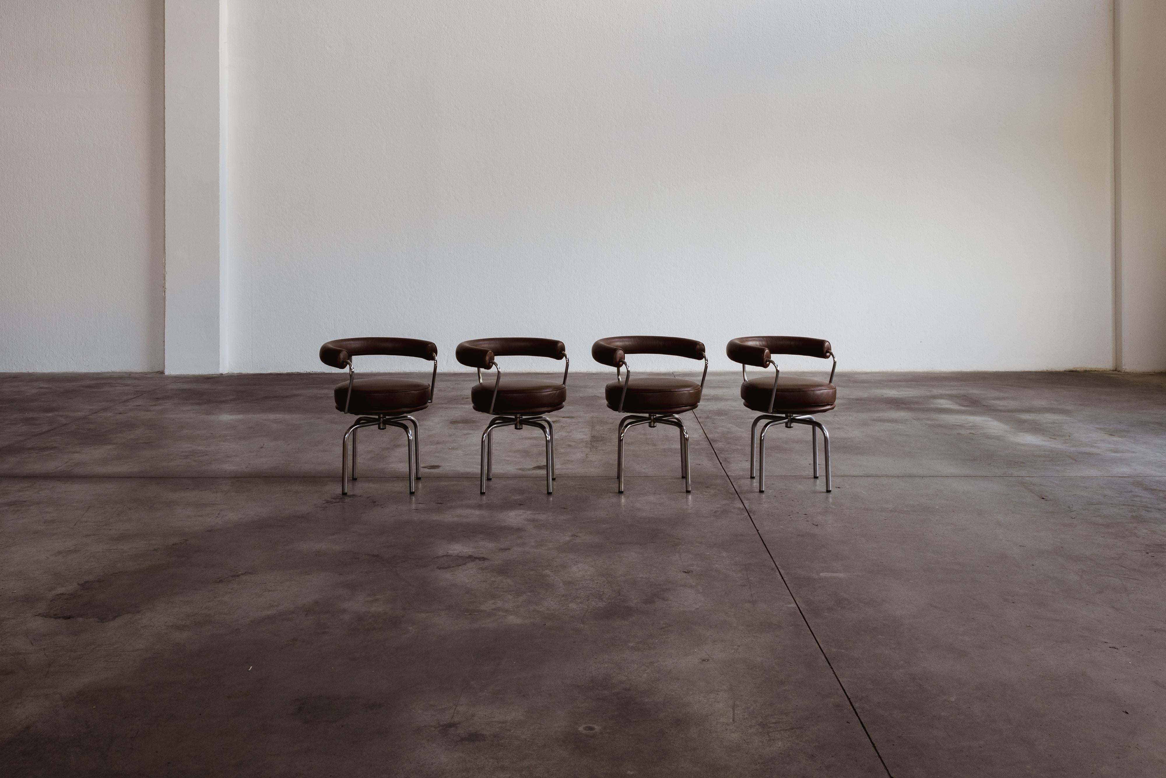 Charlotte Perriand, Pierre Jeanneret and Le Corbusier “LC7” dining chairs for Cassina, brown leather and black metal, Italy, 1927, Set of four

An icon with a versatile and functional soul, the 