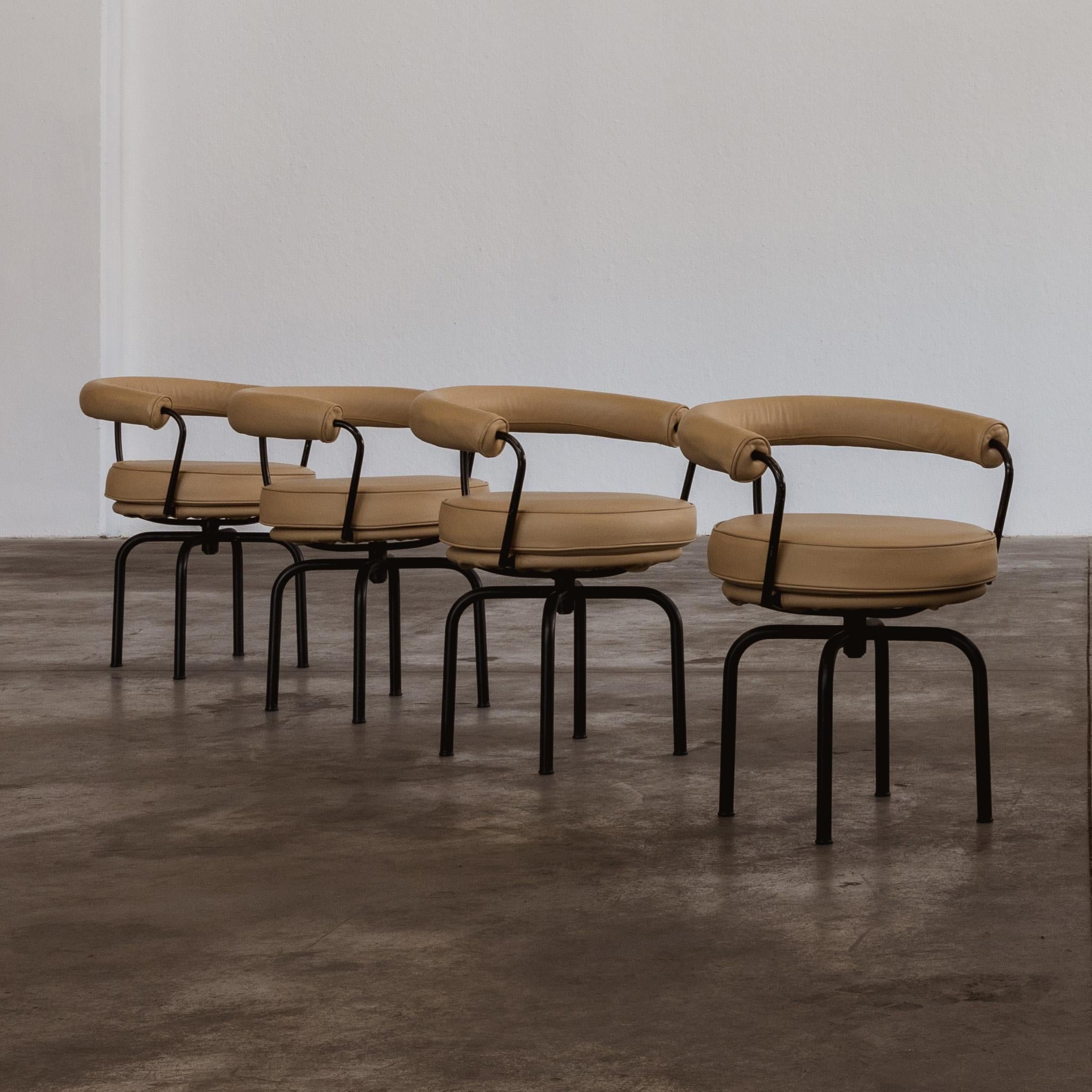 Charlotte Perriand LC7 Esszimmerstühle für Cassina, 1927, 4er-Set (Moderne der Mitte des Jahrhunderts) im Angebot