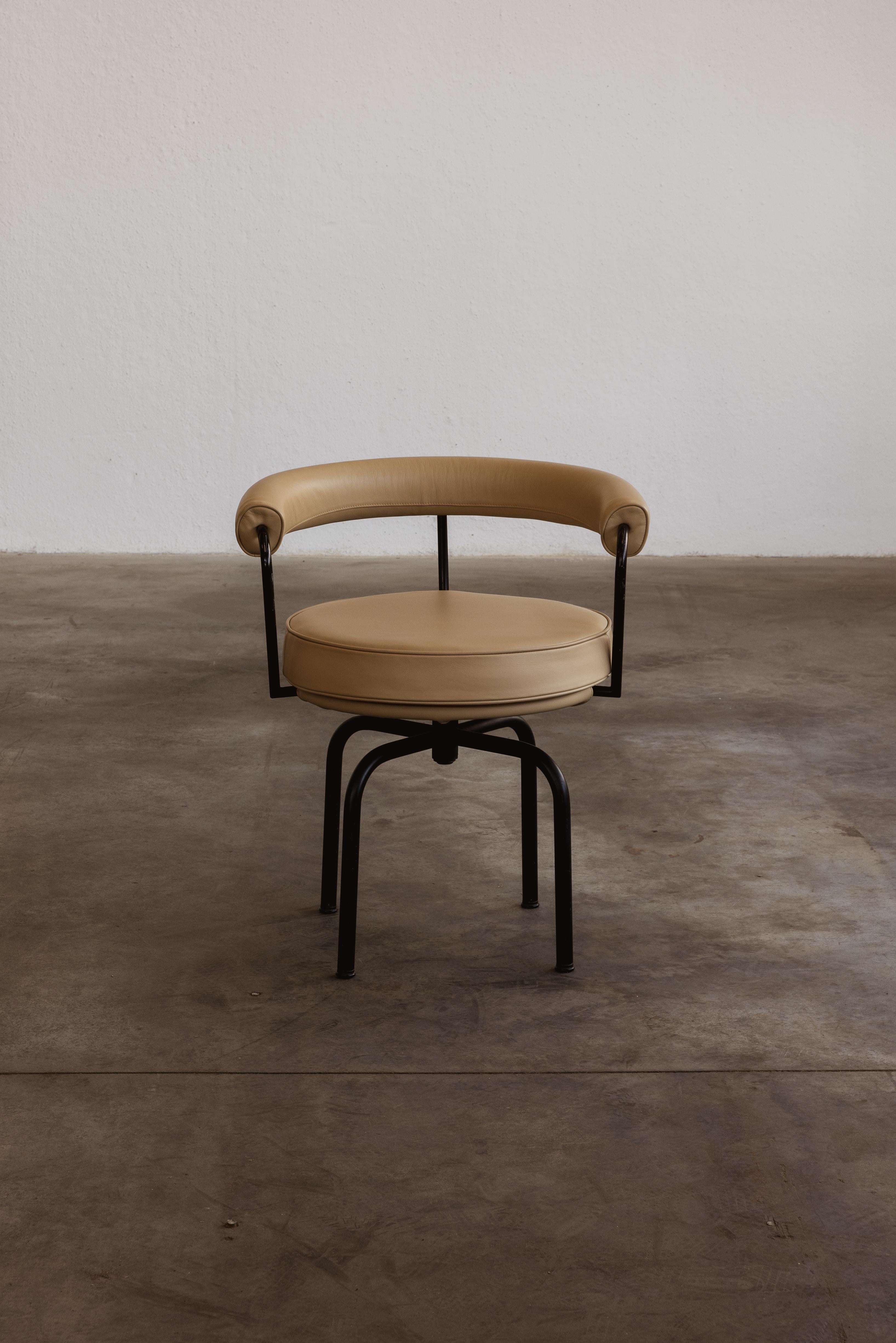 Charlotte Perriand LC7 Esszimmerstühle für Cassina, 1927, 4er-Set (Italienisch) im Angebot