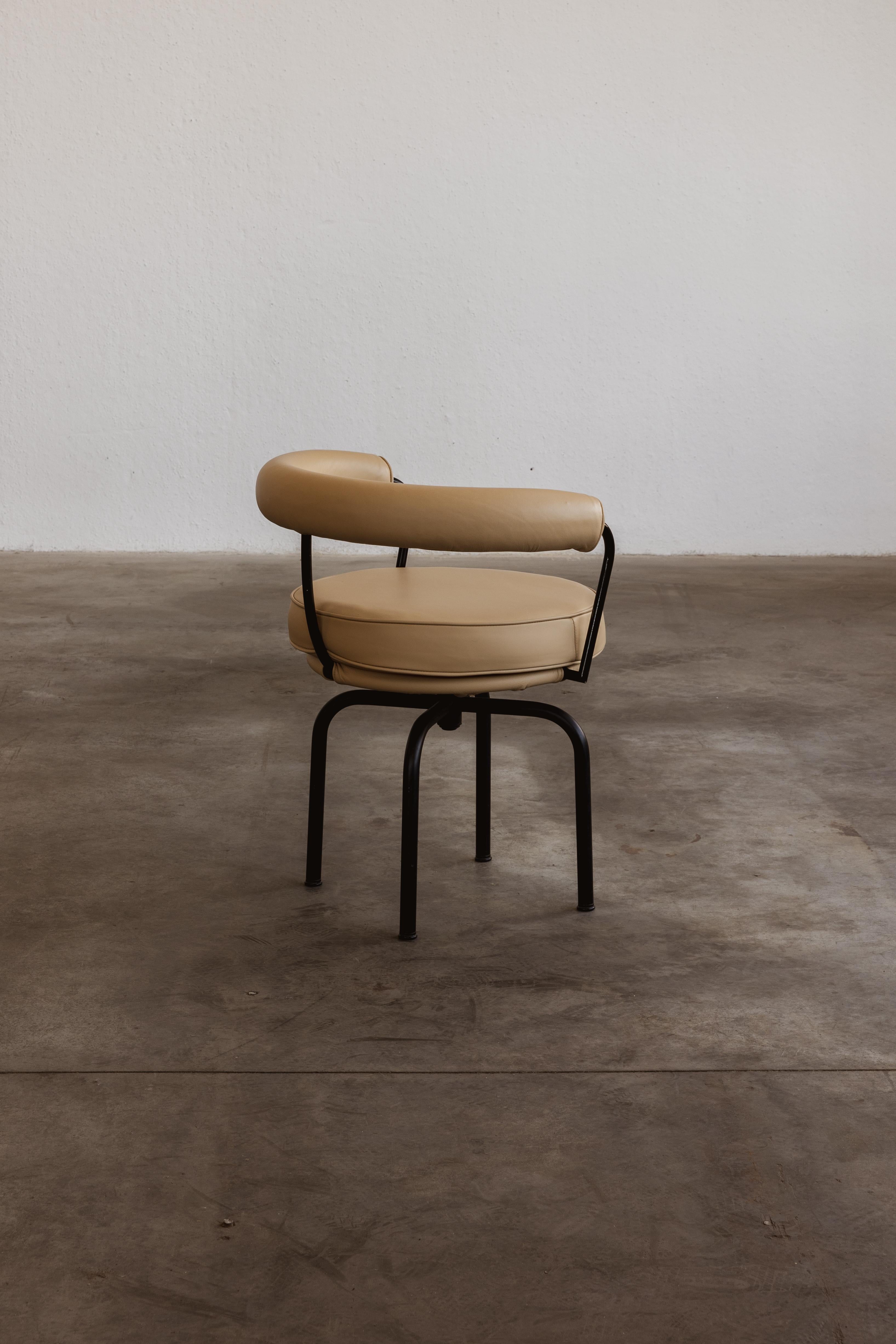 Charlotte Perriand LC7 Esszimmerstühle für Cassina, 1927, 4er-Set (Stahl) im Angebot