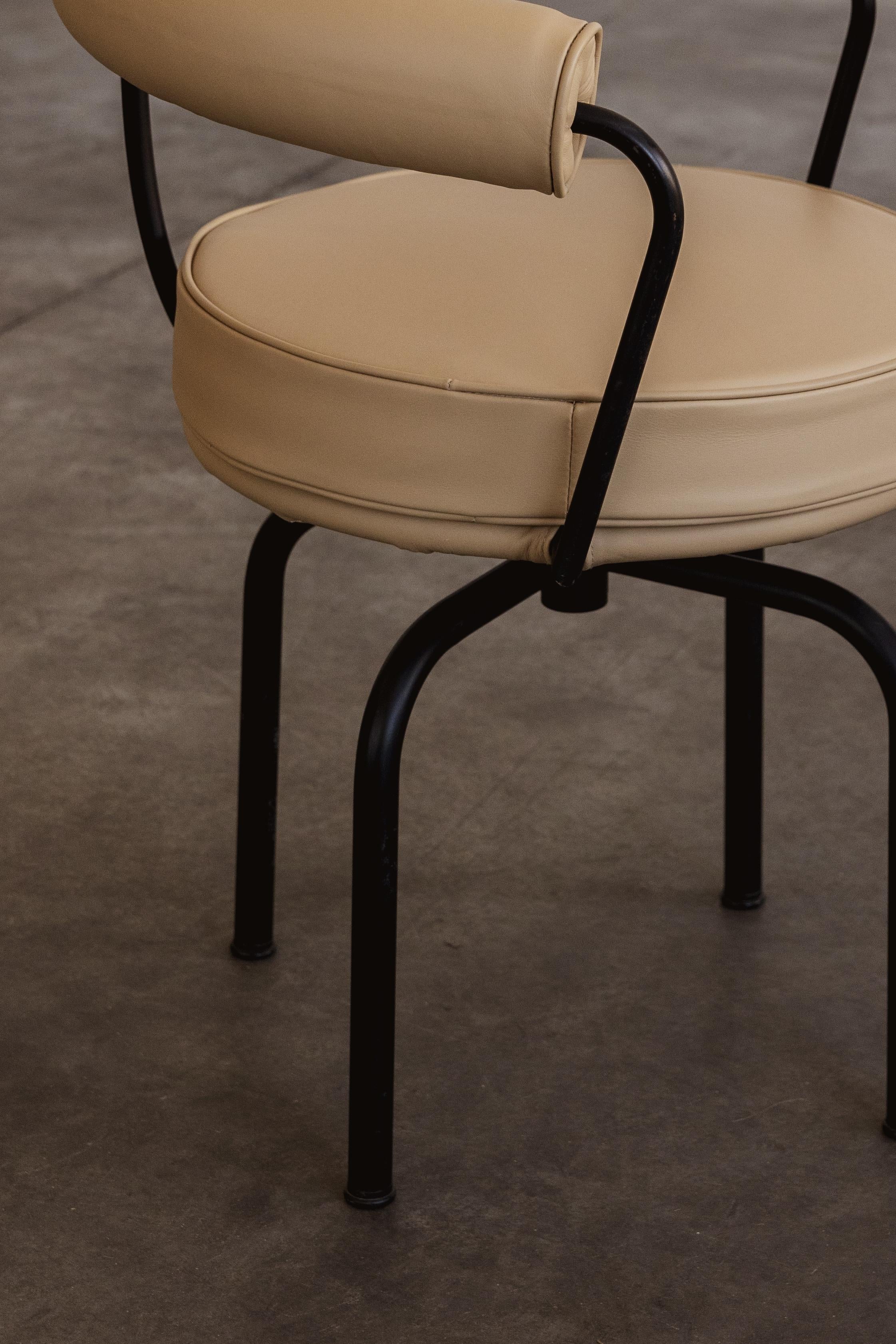 Charlotte Perriand LC7 Esszimmerstühle für Cassina, 1927, 4er-Set im Angebot 1