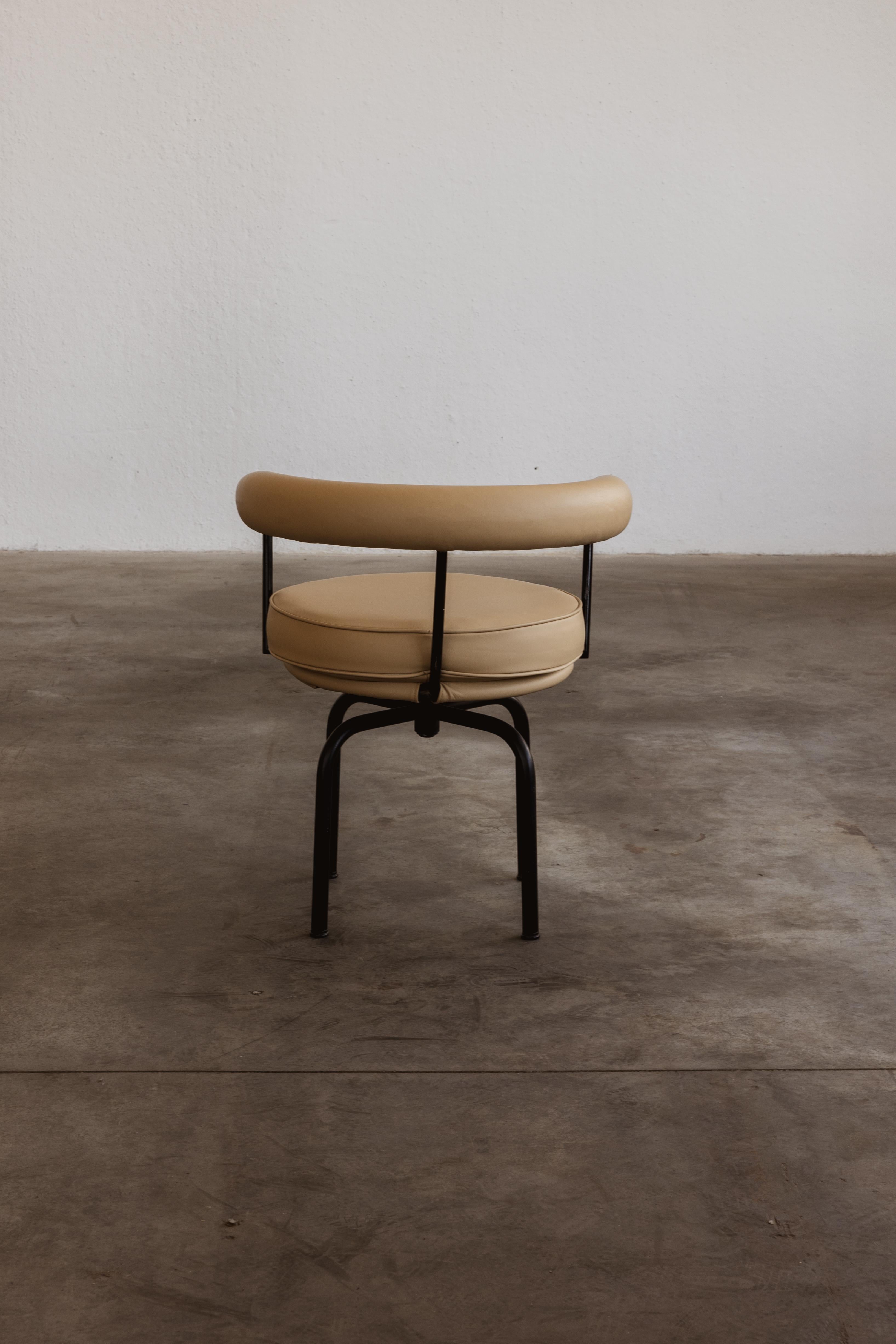 Charlotte Perriand LC7 Esszimmerstühle für Cassina, 1927, 4er-Set im Angebot 2