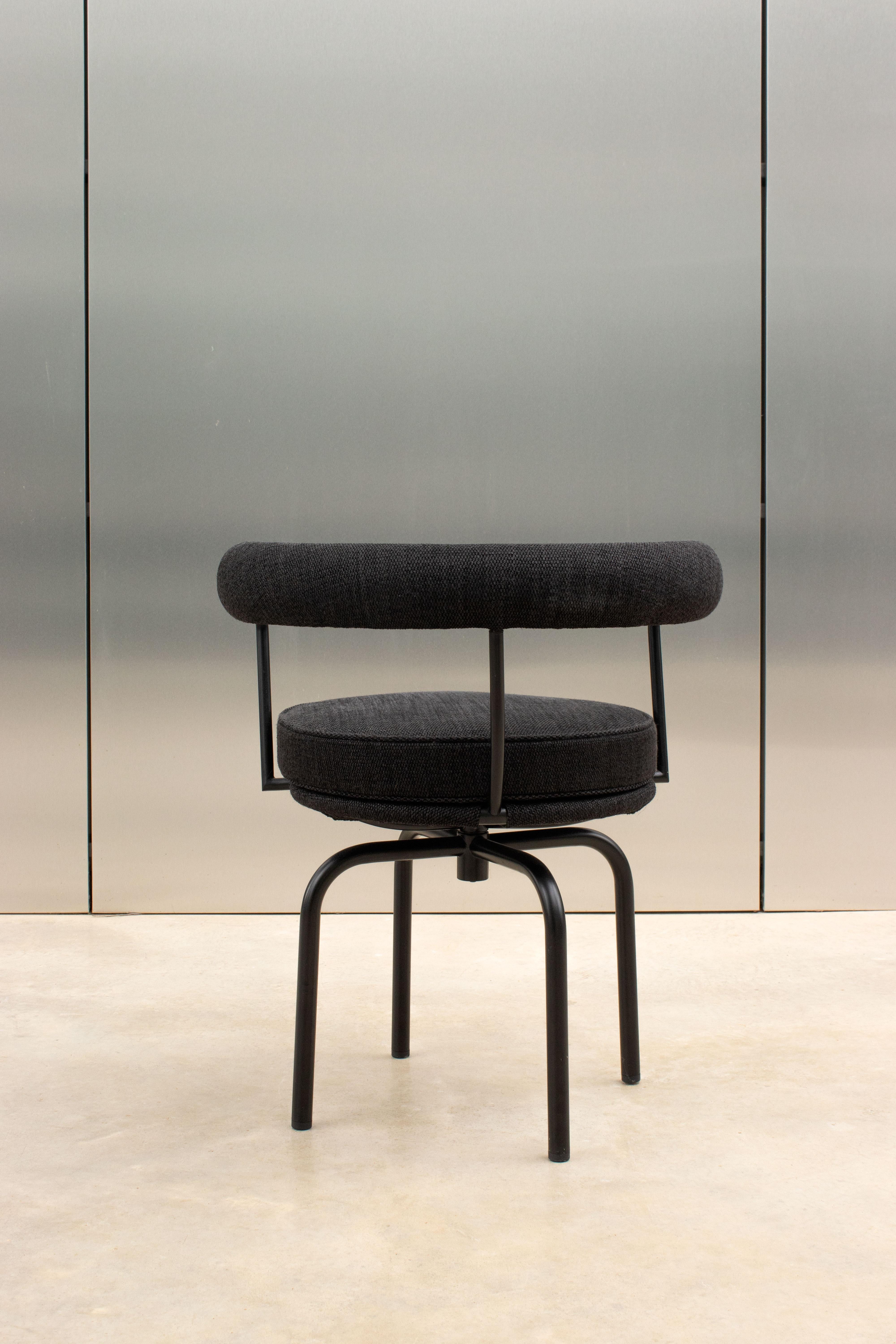 Charlotte Perriand LC7 Texturierter schwarzer Stuhl für den Außenbereich von Cassina im Angebot 3
