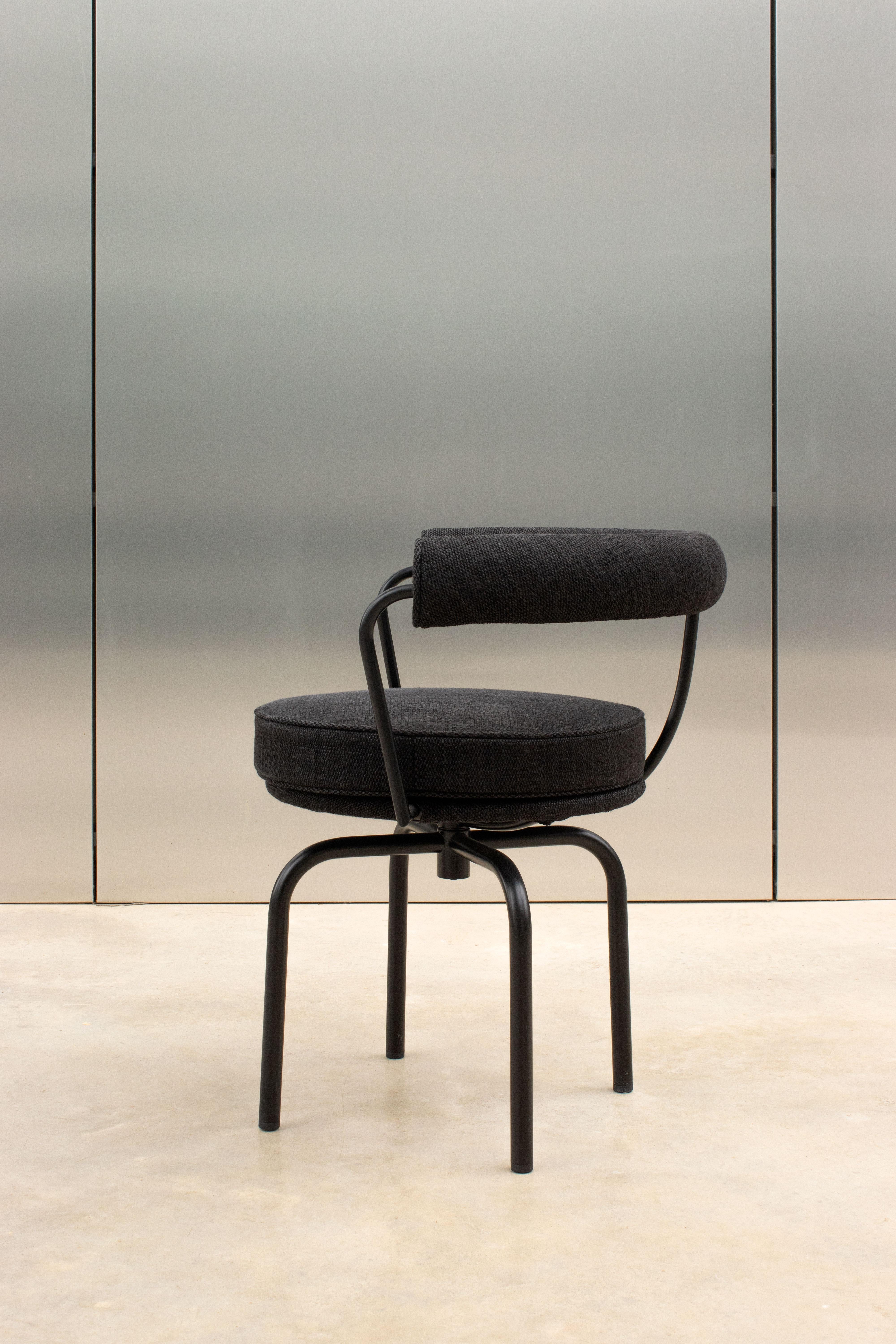 Charlotte Perriand LC7 Texturierter schwarzer Stuhl für den Außenbereich von Cassina im Angebot 4