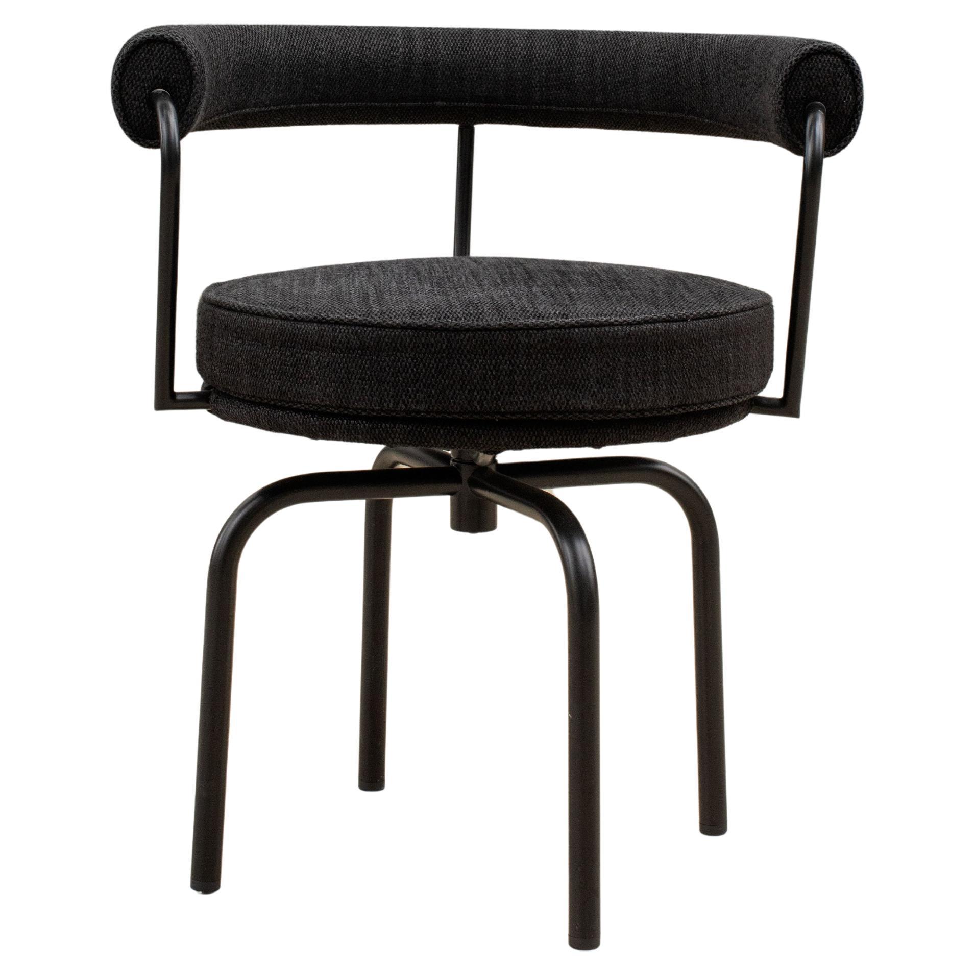 Textured Black Outdoors LC7 Stuhl, entworfen von Charlotte Perriand im Jahr 1927. Neu aufgelegt im Jahr 1978.
Hergestellt von Cassina in Italien.

Entworfen von Charlotte Perriand und Teil der Kollektion LC von Le Corbusier, Pierre Jeanneret und