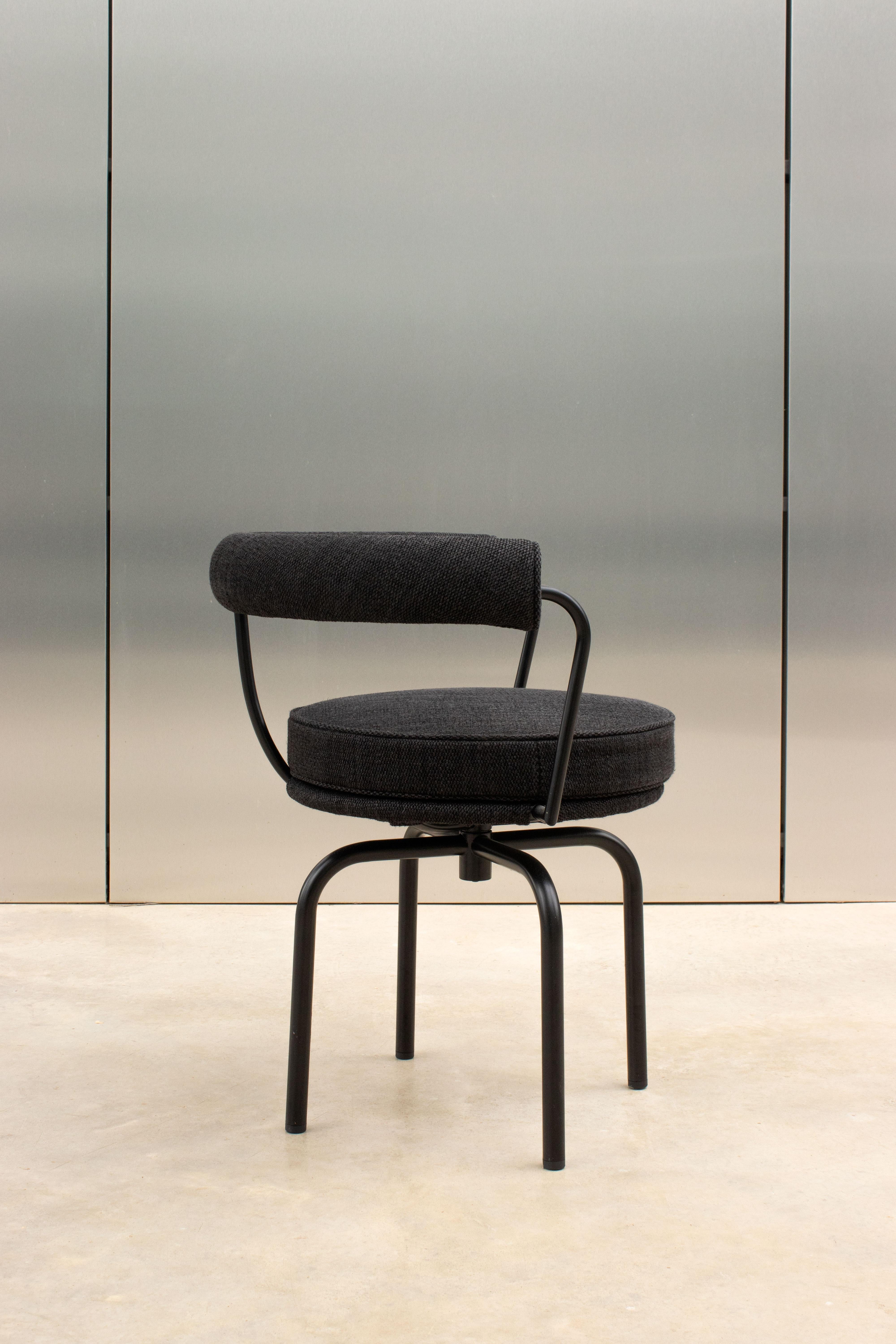 Charlotte Perriand LC7 Texturierter schwarzer Stuhl für den Außenbereich von Cassina im Zustand „Hervorragend“ im Angebot in Santa Gertrudis, Baleares