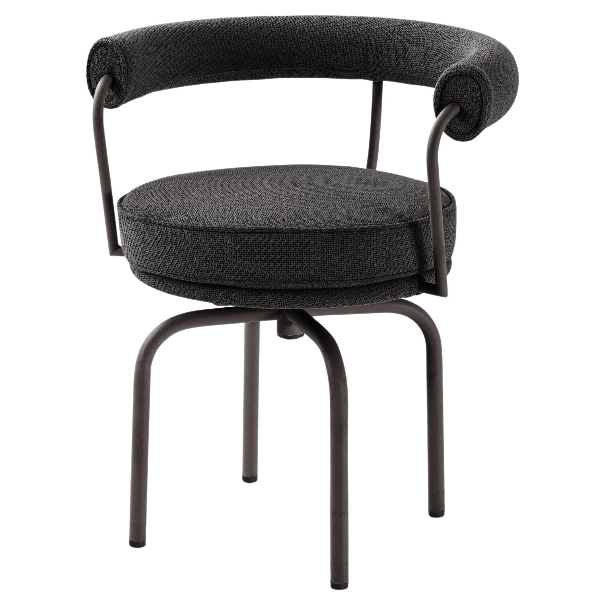 Chaise d'extérieur LC7 texturée noire Charlotte Perriand par Cassina
