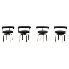 Chaise d'extérieur LC7 texturée noire Charlotte Perriand par Cassina