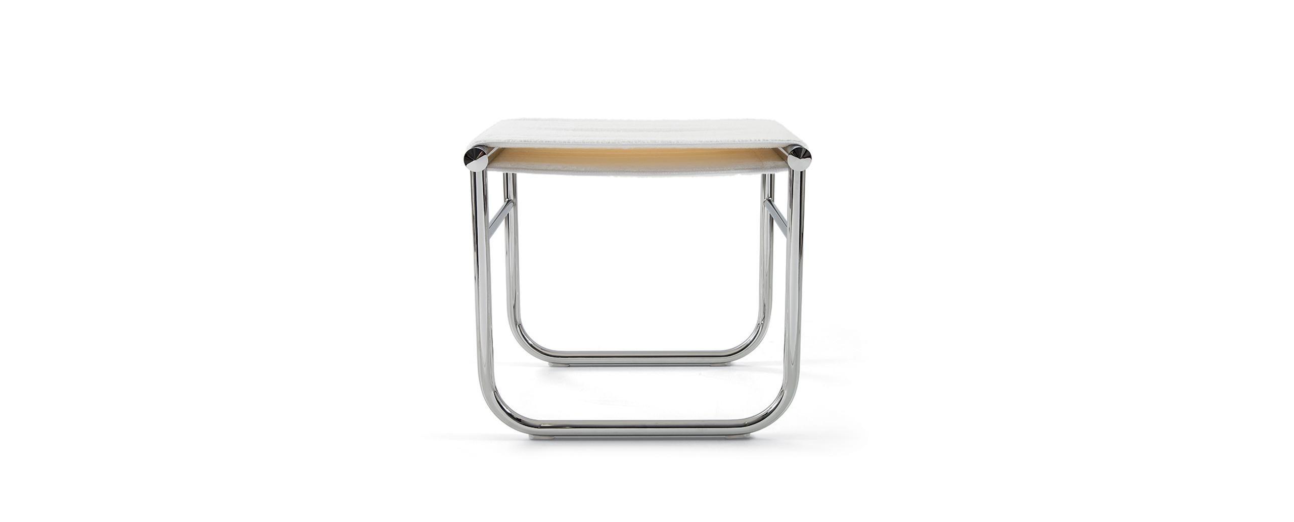 Tabouret conçu par Charlotte Perriand en 1927. Relancé par Cassina en 1973/2014. Fabriqué par Cassina en Italie.

Conçu par Charlotte Perriand et faisant partie de la collection LC de Le Corbusier, Pierre Jeanneret et Charlotte Perriand.

Un