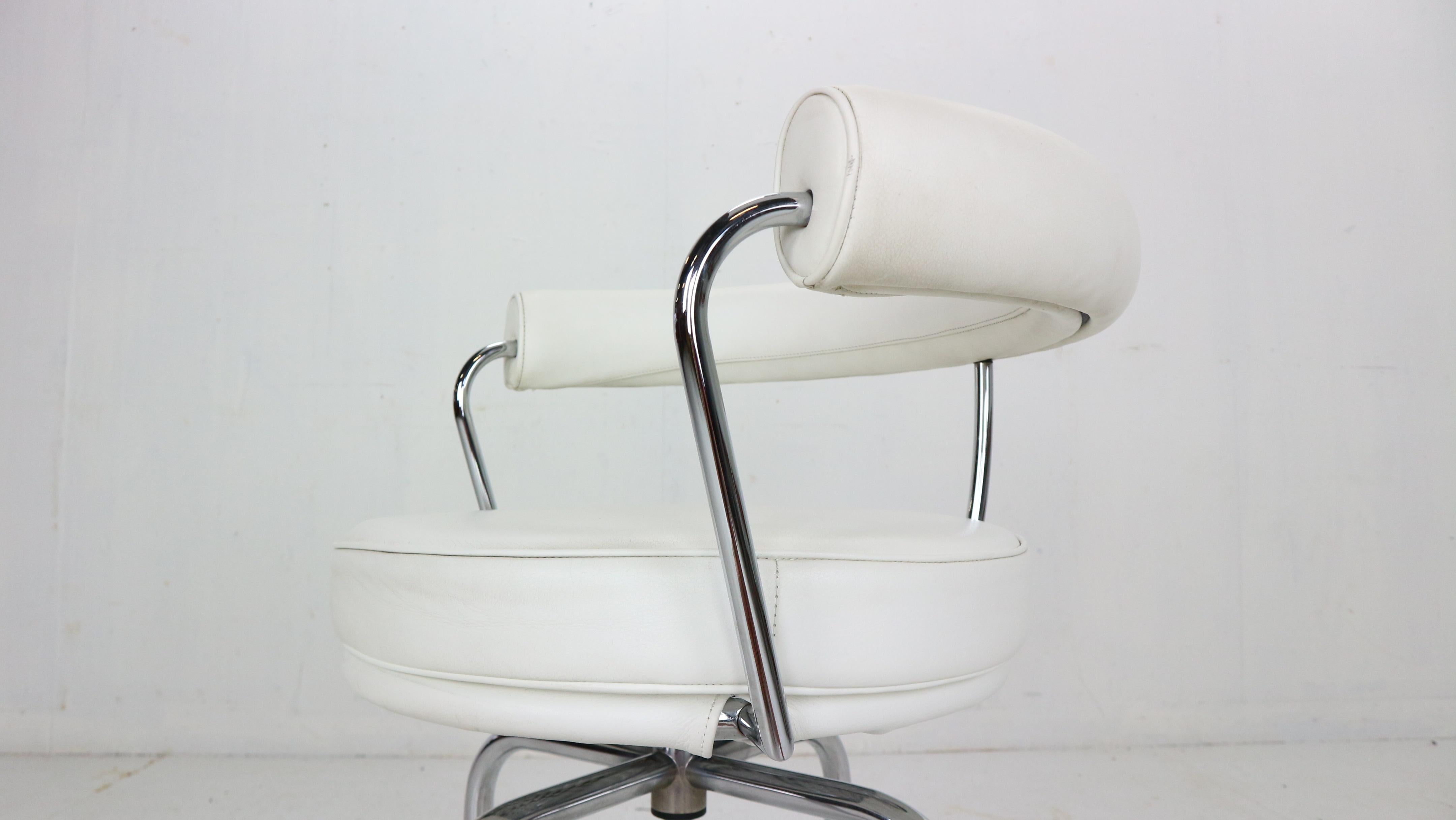 Charlotte Perriand, Le Corbusier “LC7” Swivel Chair for Cassina, 1927, Italy In Good Condition In The Hague, NL