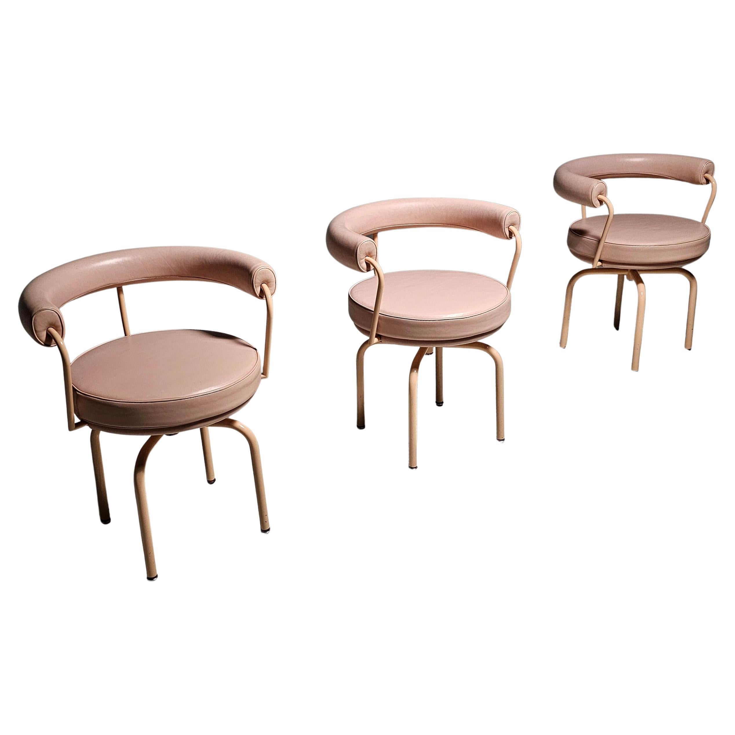 Rose, édition limitée, chaises pivotantes LC7, Charlotte Perriand, Cassina, années 1980

Perriand a conçu cette chaise pour son propre appartement à Paris dans les années 1920. Plus tard, elle a été présentée à un public plus large avec des pièces