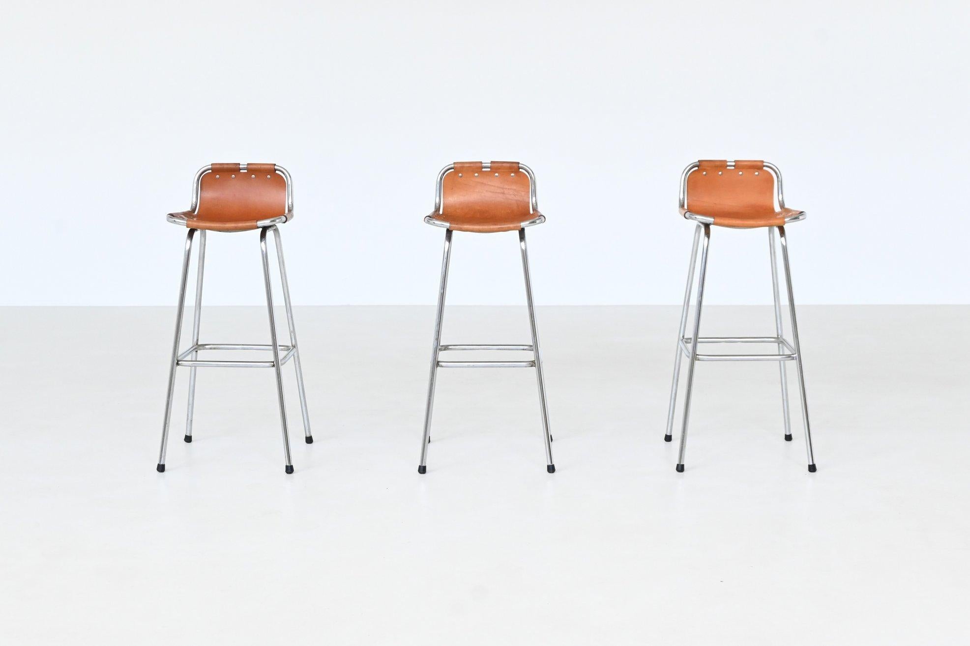 Precioso juego de tres taburetes de bar utilizados por Charlotte Perriand para la estación de esquí de Les Arcs (Francia), 1960. Estos icónicos taburetes encarnan un refinado equilibrio entre el encanto rústico y la elegancia industrial, y se