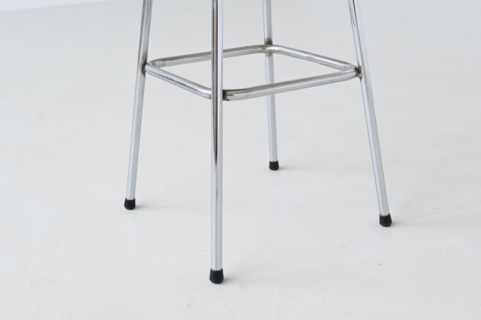Charlotte Perriand Taburetes de bar de cuero Estación de esquí de Les Arcs Francia 1960 en venta 13
