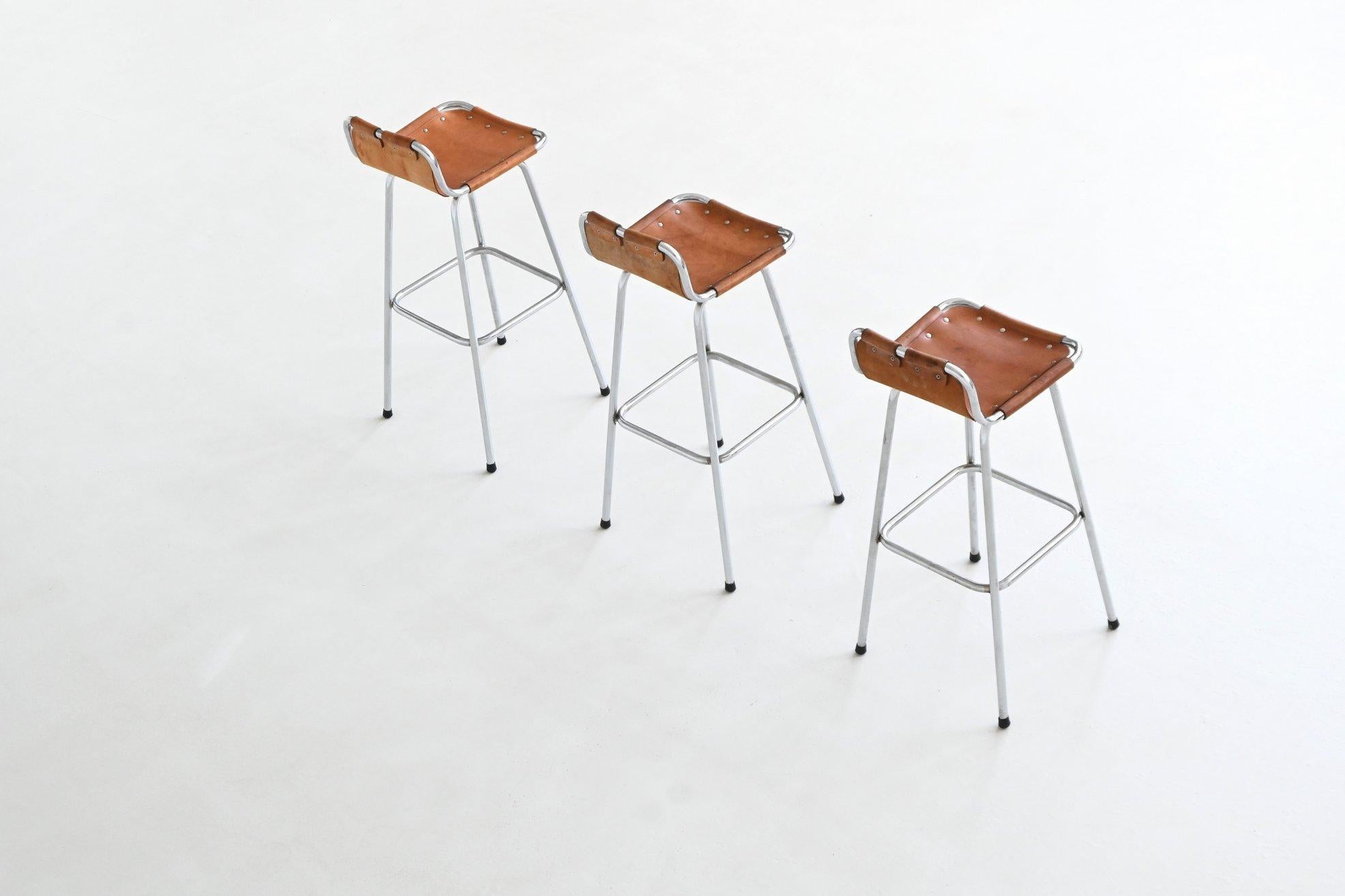 Charlotte Perriand Taburetes de bar de cuero Estación de esquí de Les Arcs Francia 1960 mediados del siglo XX en venta