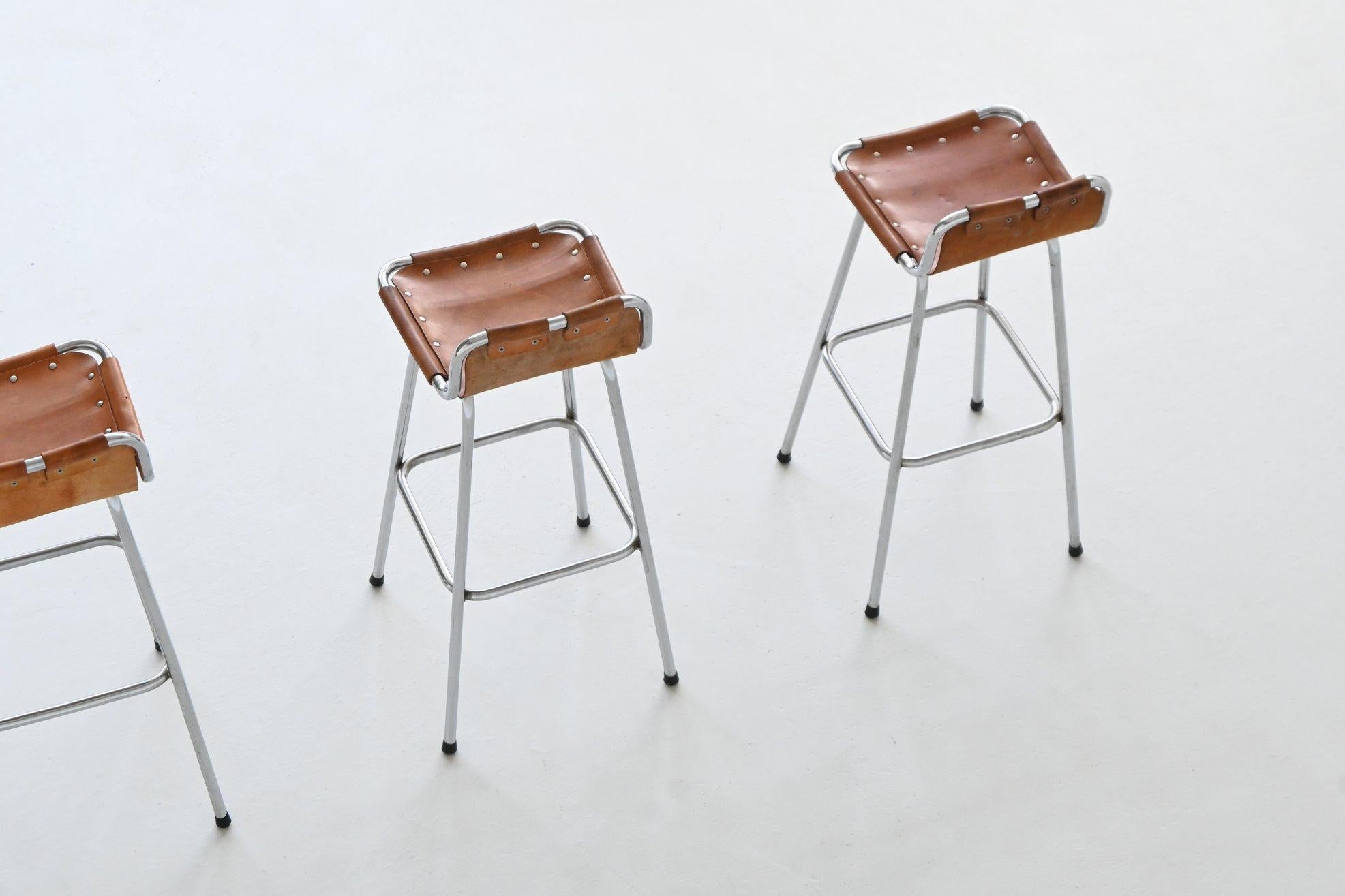 Charlotte Perriand Taburetes de bar de cuero Estación de esquí de Les Arcs Francia 1960 en venta 1
